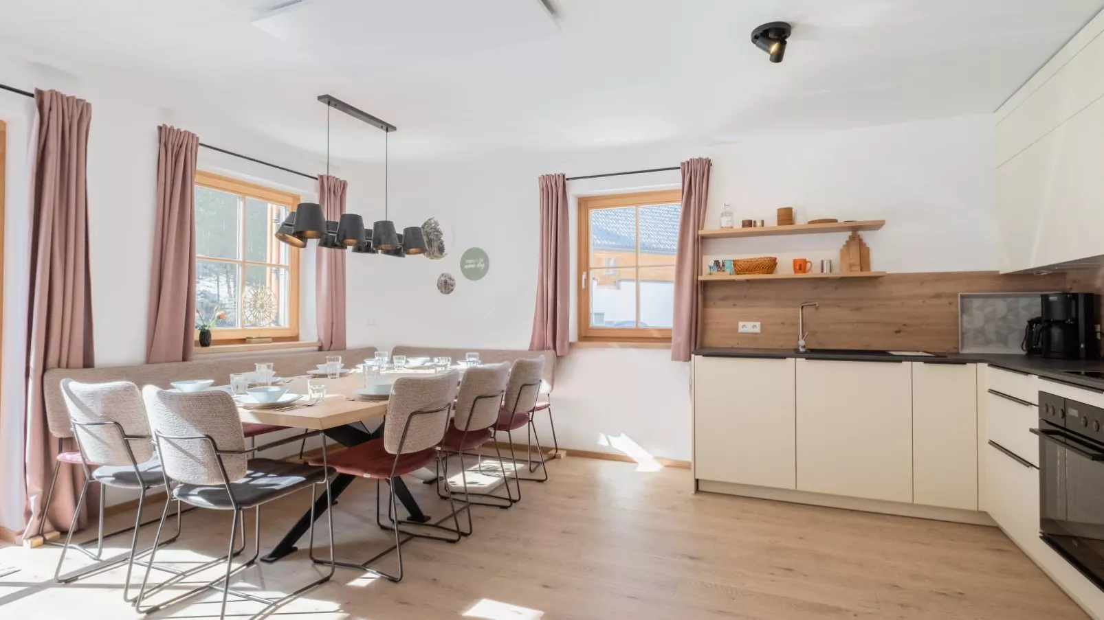 Haus Lilyan-Dining room