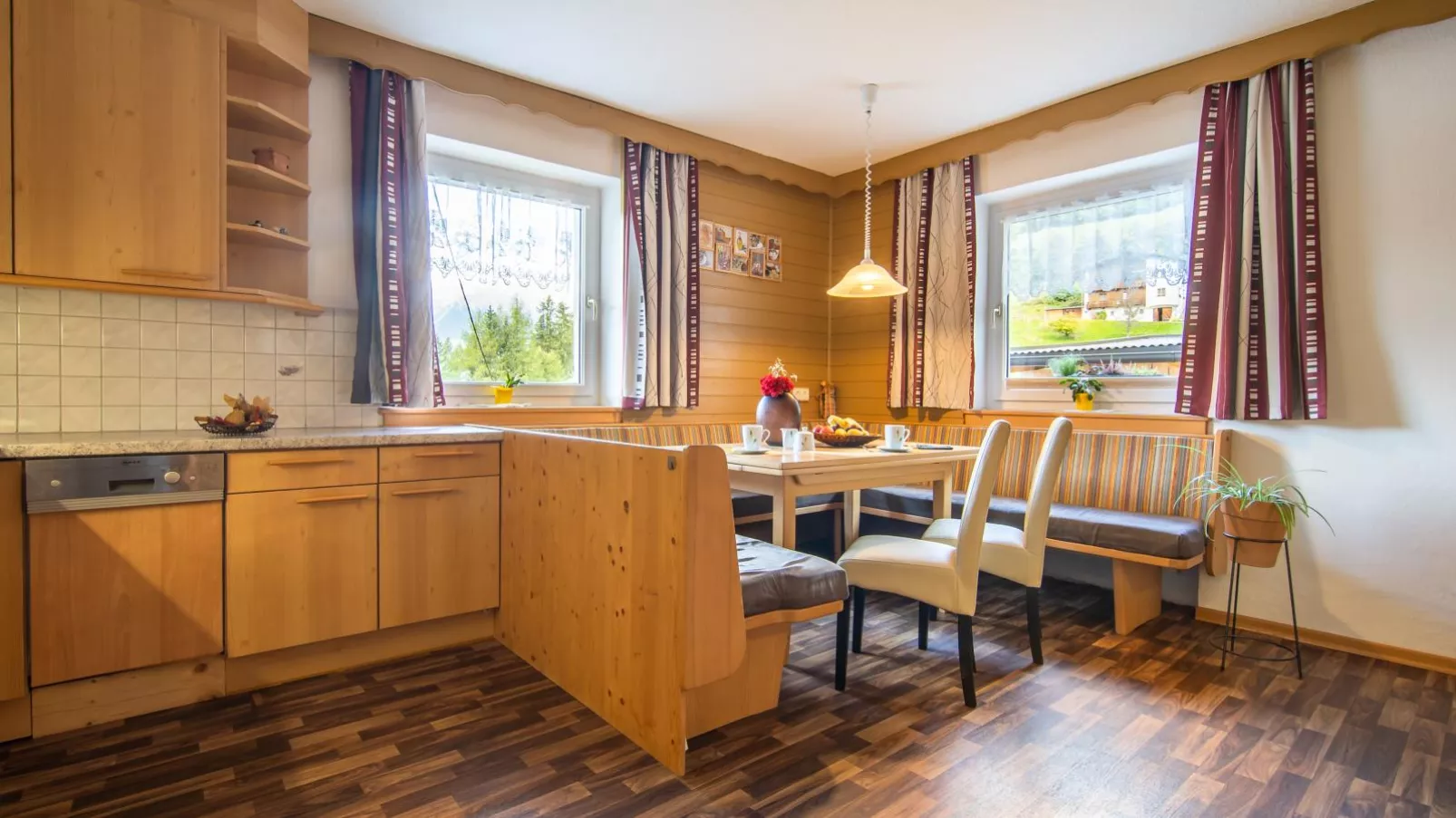 Haus Hauser-Dining room