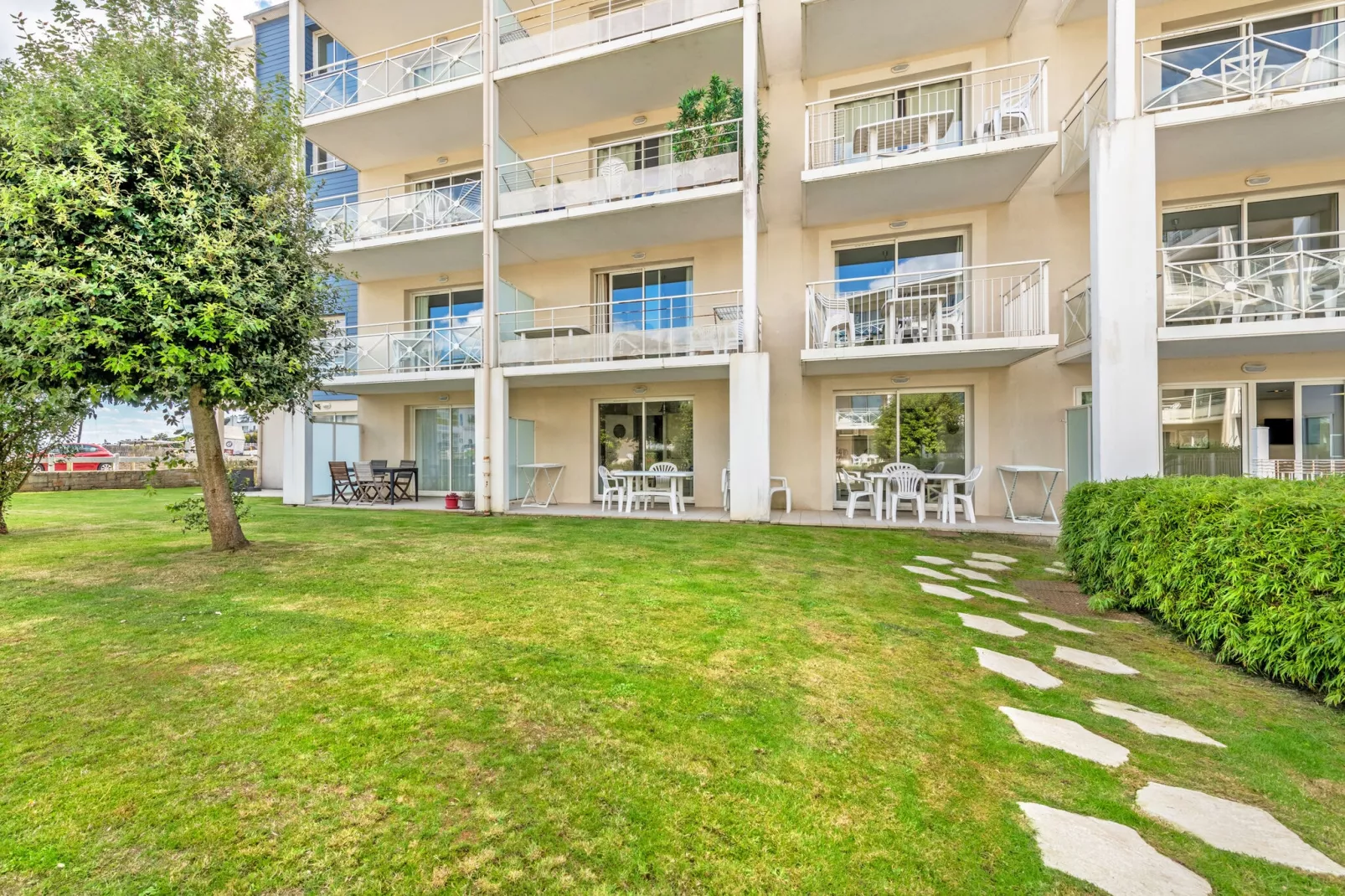 Le Domaine de Bertheaume-Exterior summer