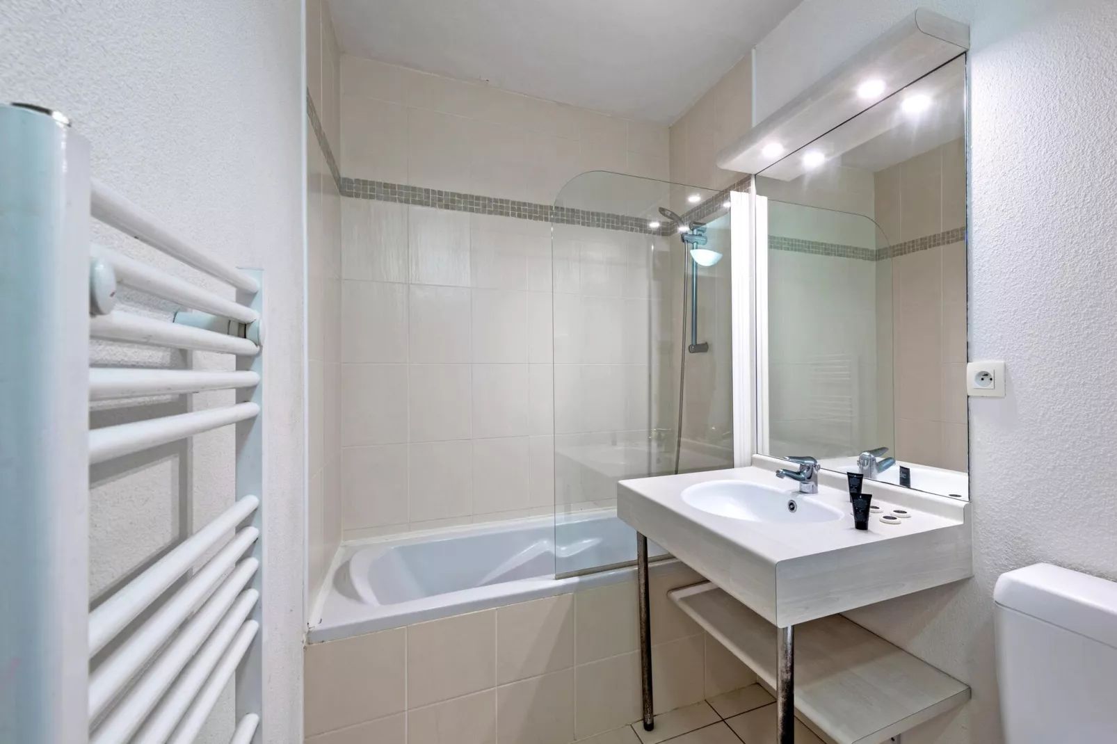 Le Domaine de Bertheaume-Bathroom