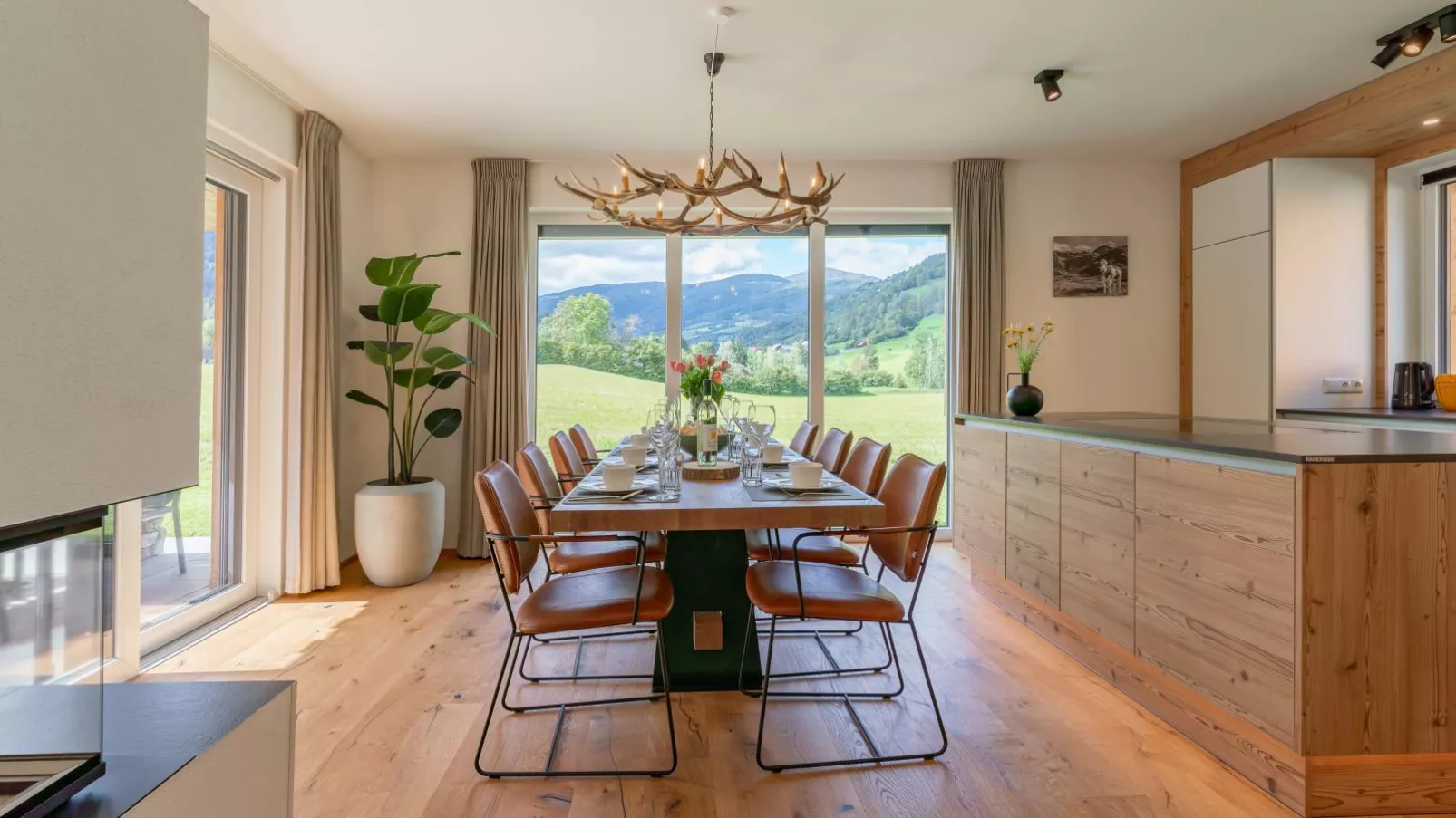 Mountain Vista-Dining room