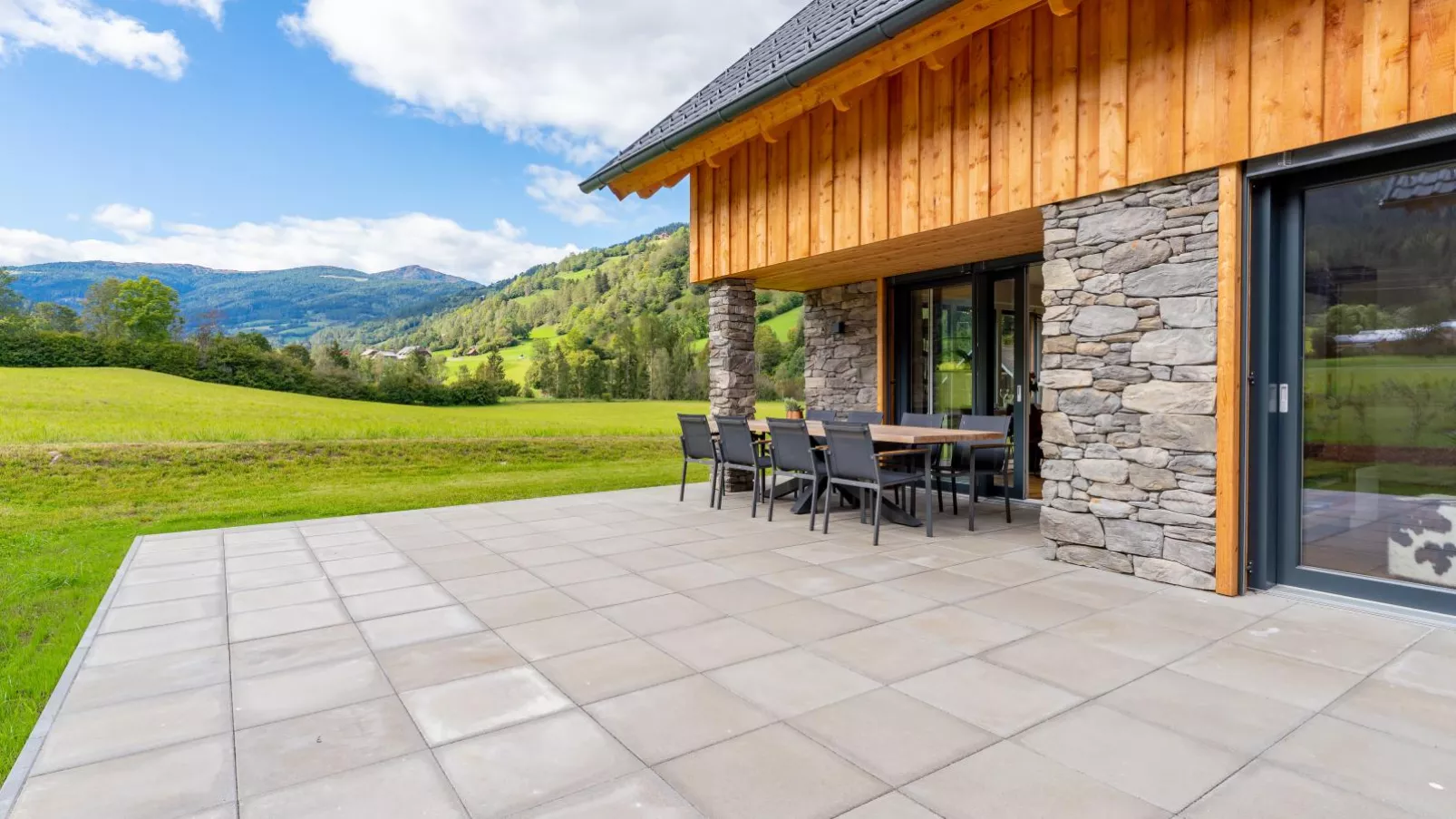 Mountain Vista-Terrace balcony