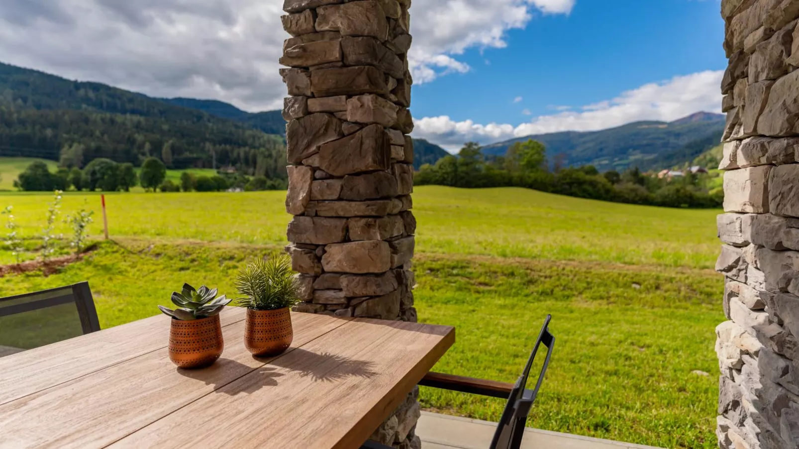 Mountain Vista-Terrace balcony