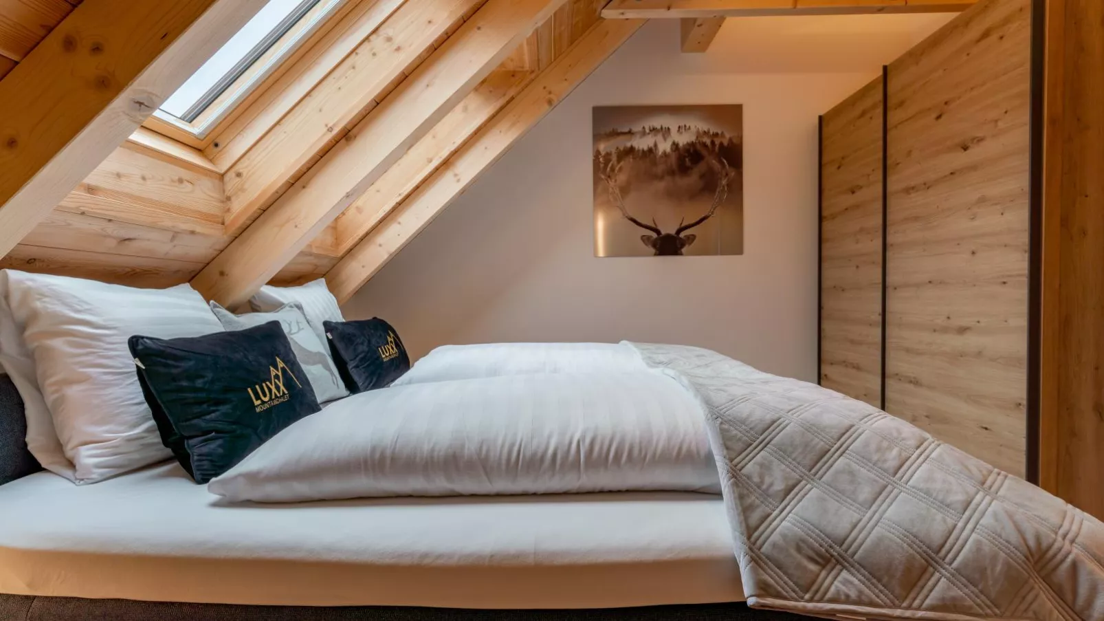 Mountain Chalet Luxx-Bedroom