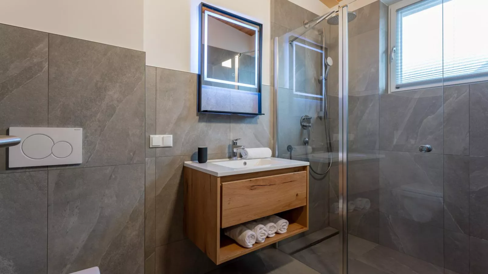 Mountain Chalet Esttes-Bathroom