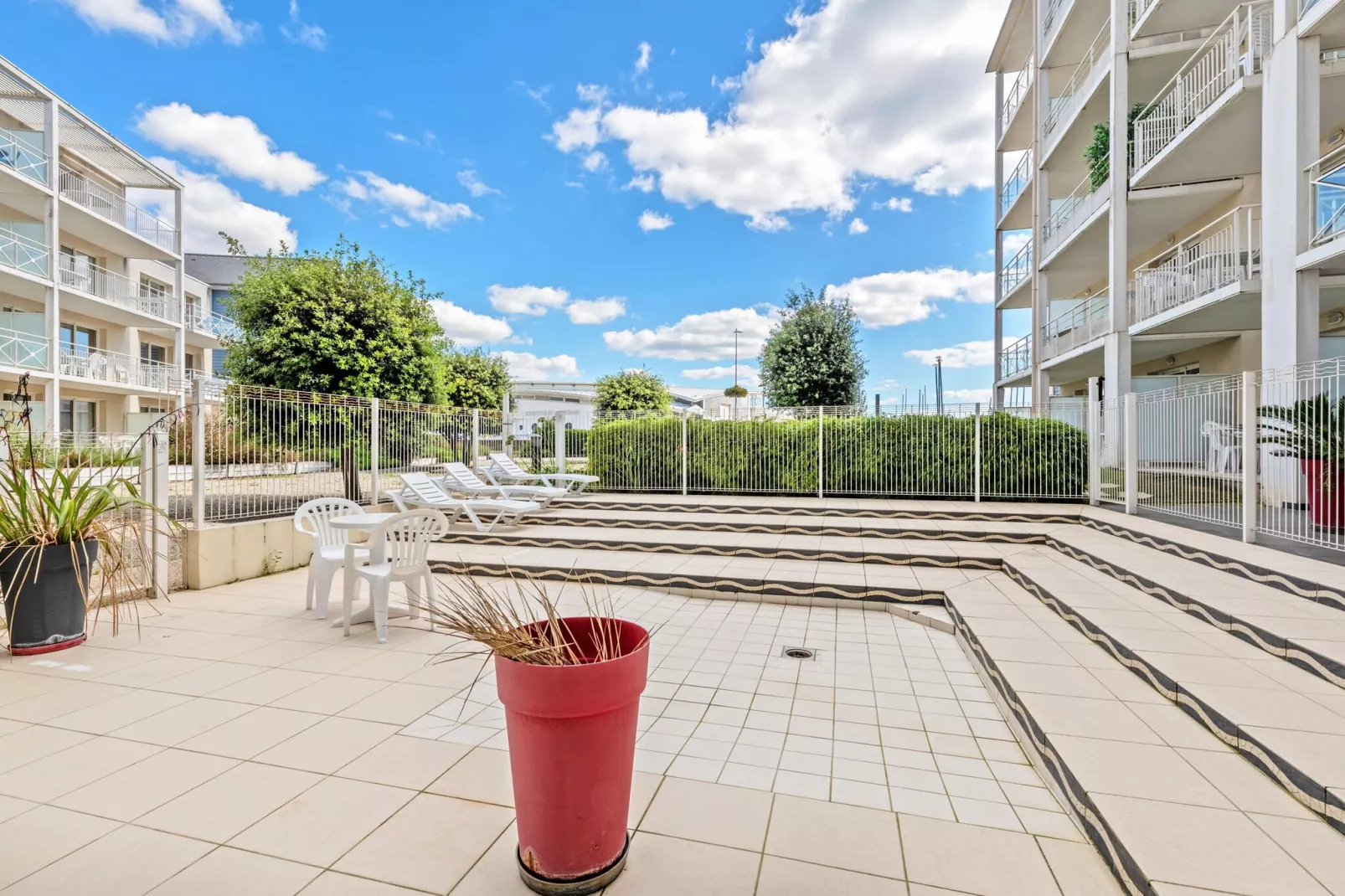 Le Domaine de Bertheaume-Garten Sommer