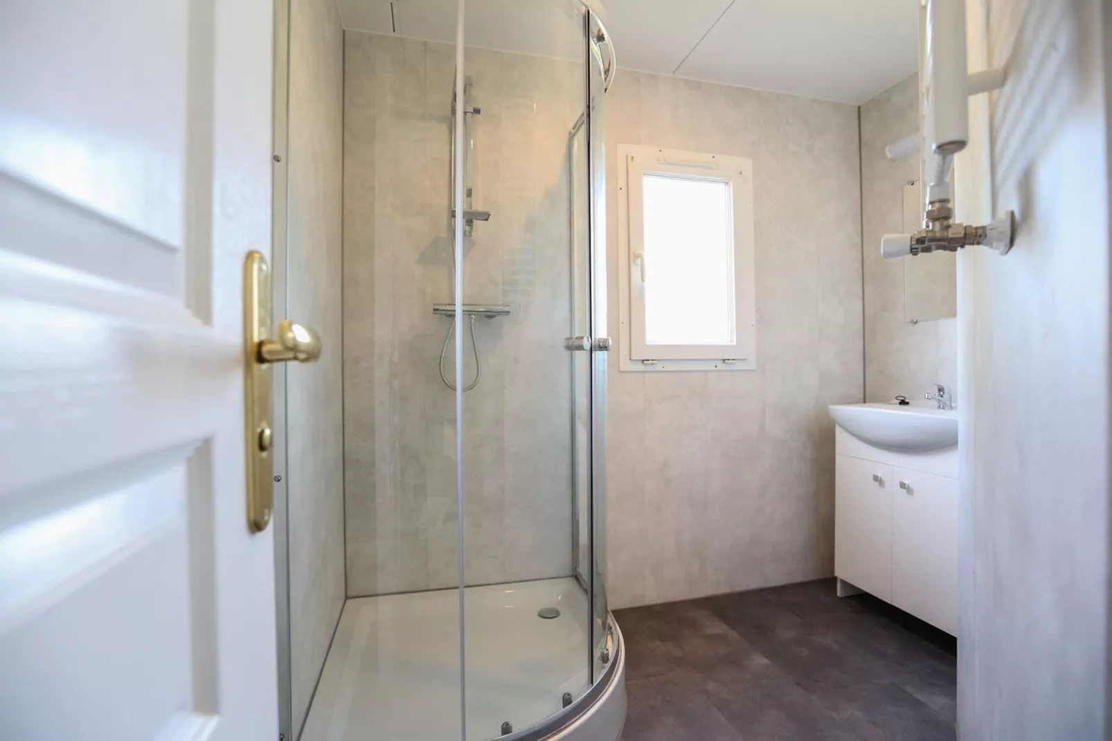 Recreatiepark Rhederlaagse Meren 17-Bathroom