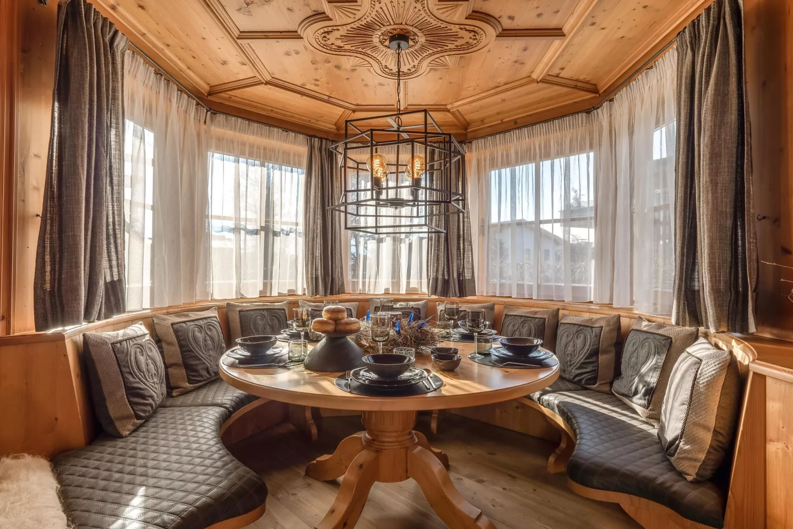 Luxury-Chalet in St Johann in Tirol-Dining room