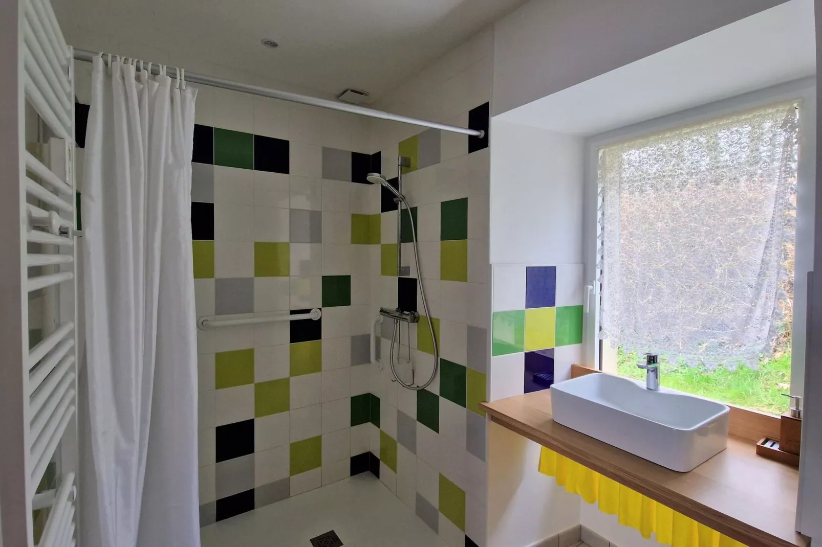 Between land and sea holiday home in the hinterland of the bay of Morlaix-Bathroom