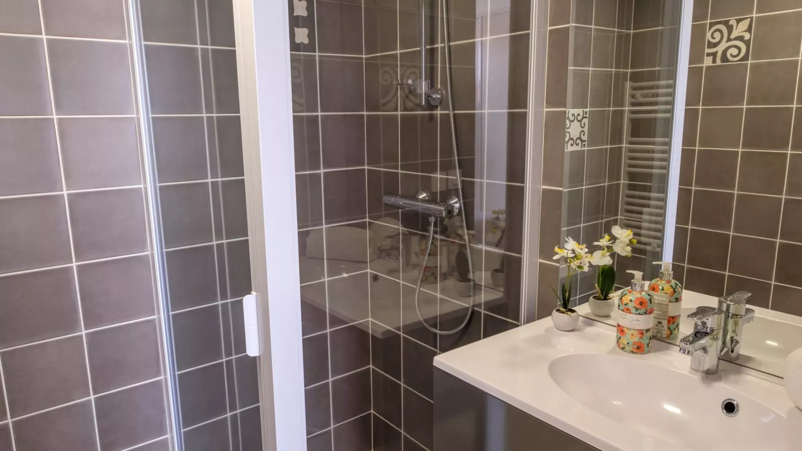 Maison Kiwi-Bathroom