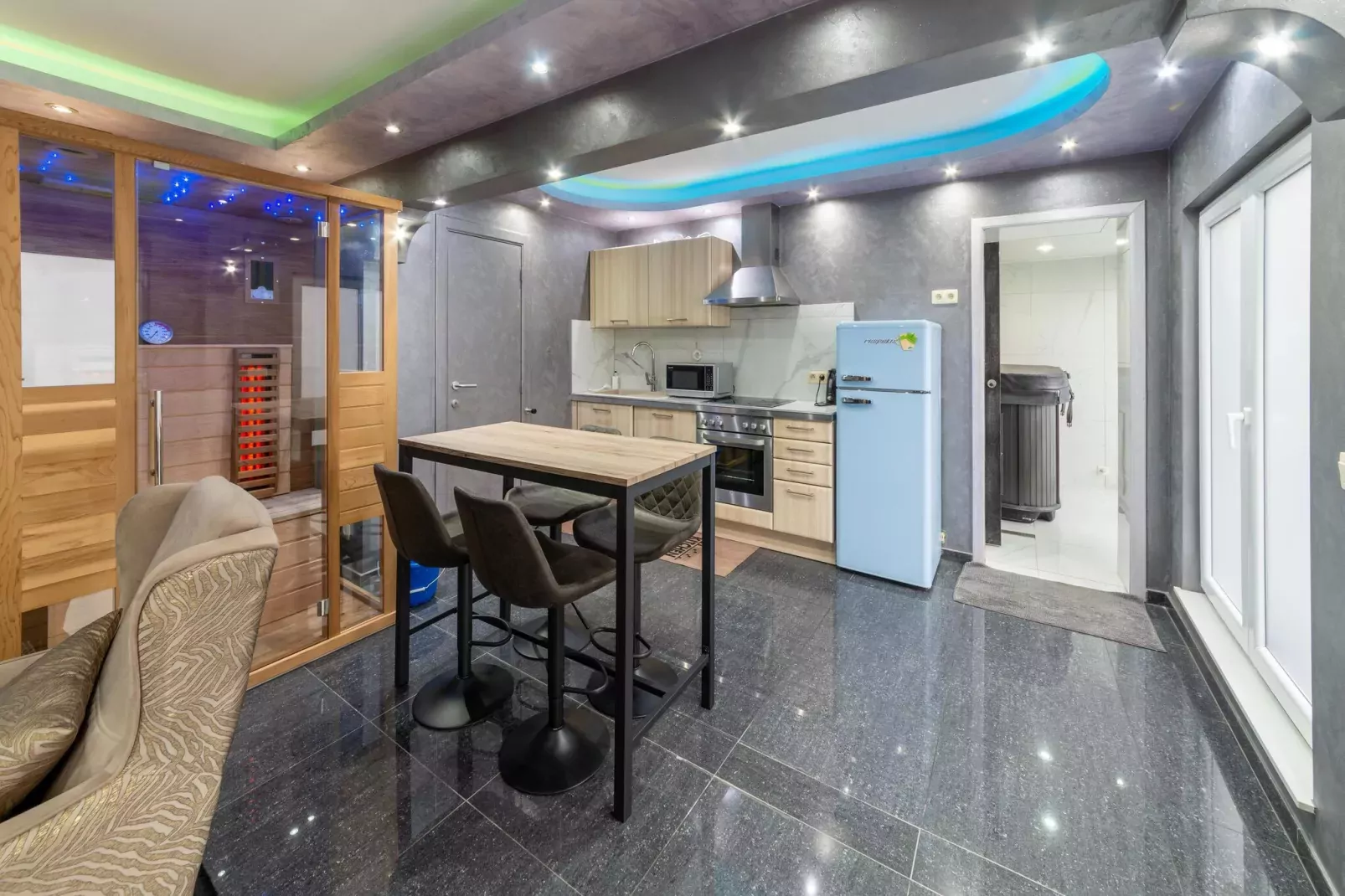Magnifique maison de vacances pour 10 adultes avec pscine intérieure  Sauna Bains à remous et  Hamam-Salle à manger