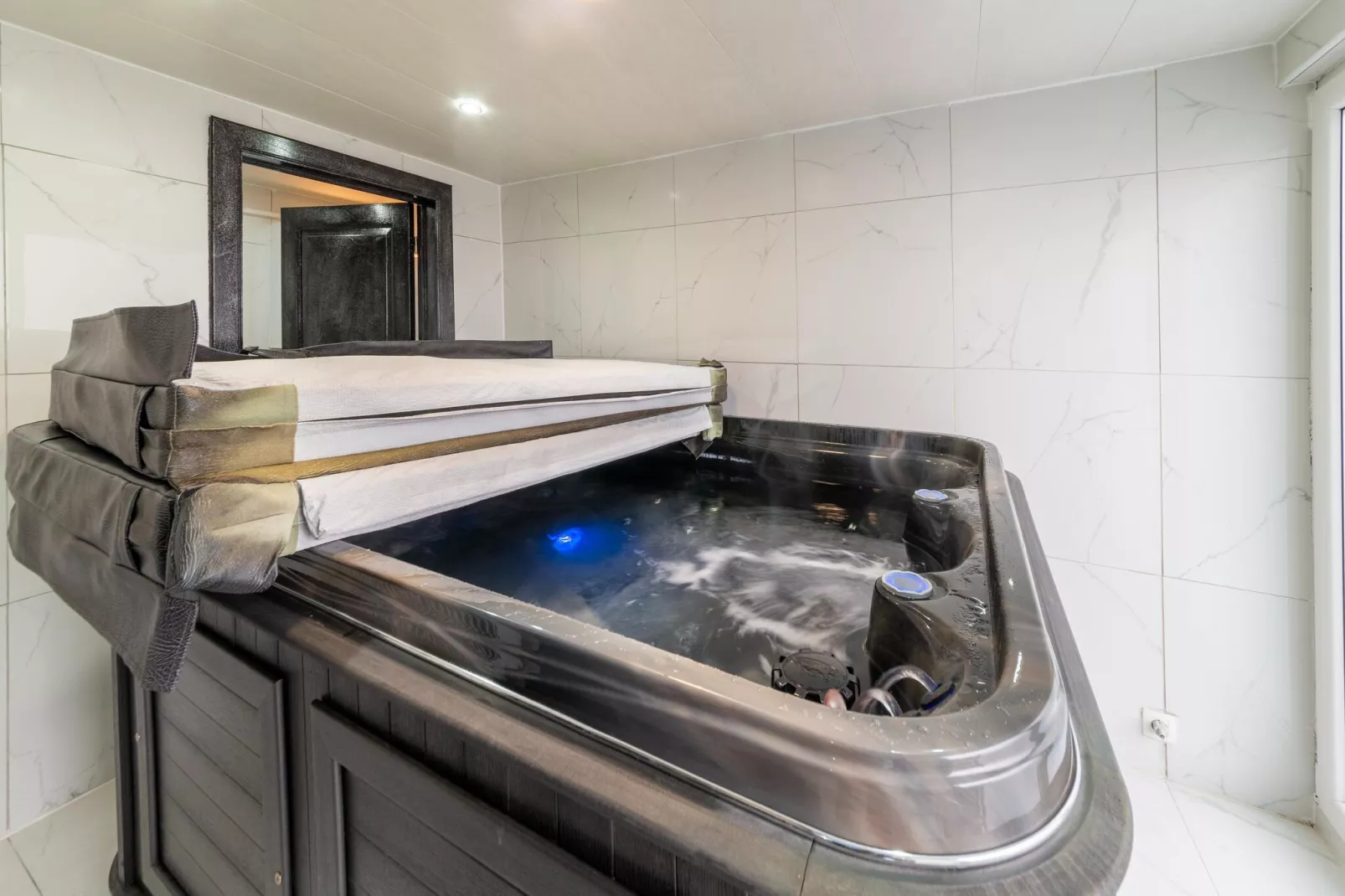Magnifique maison de vacances pour 10 adultes avec pscine intérieure  Sauna Bains à remous et  Hamam-Bien-être
