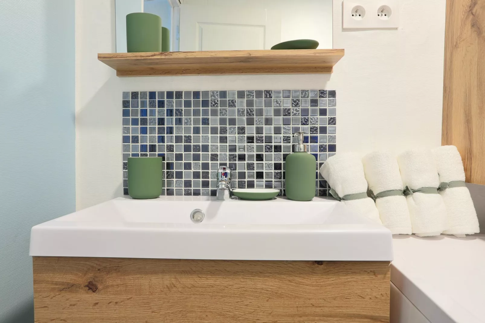 COMBO AVEC PISCINE-Bathroom