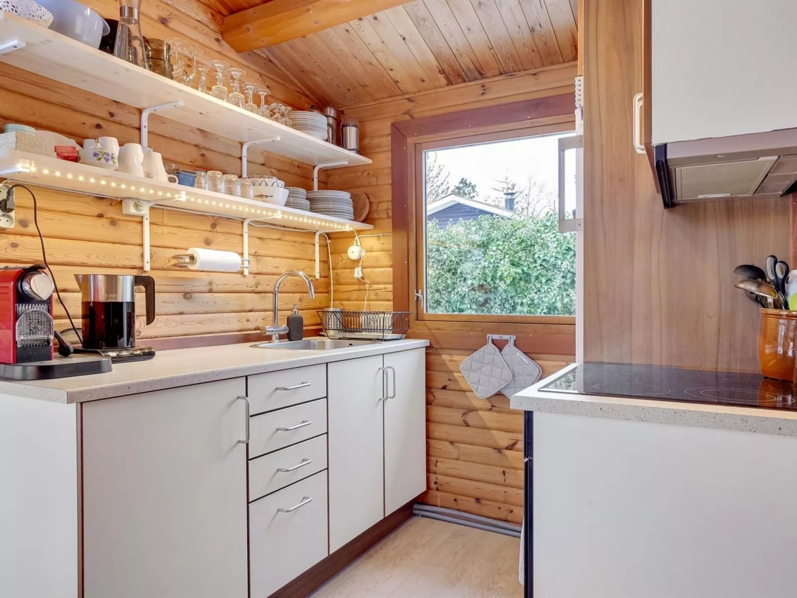 "Agda" - 100m from the sea-Drinnen