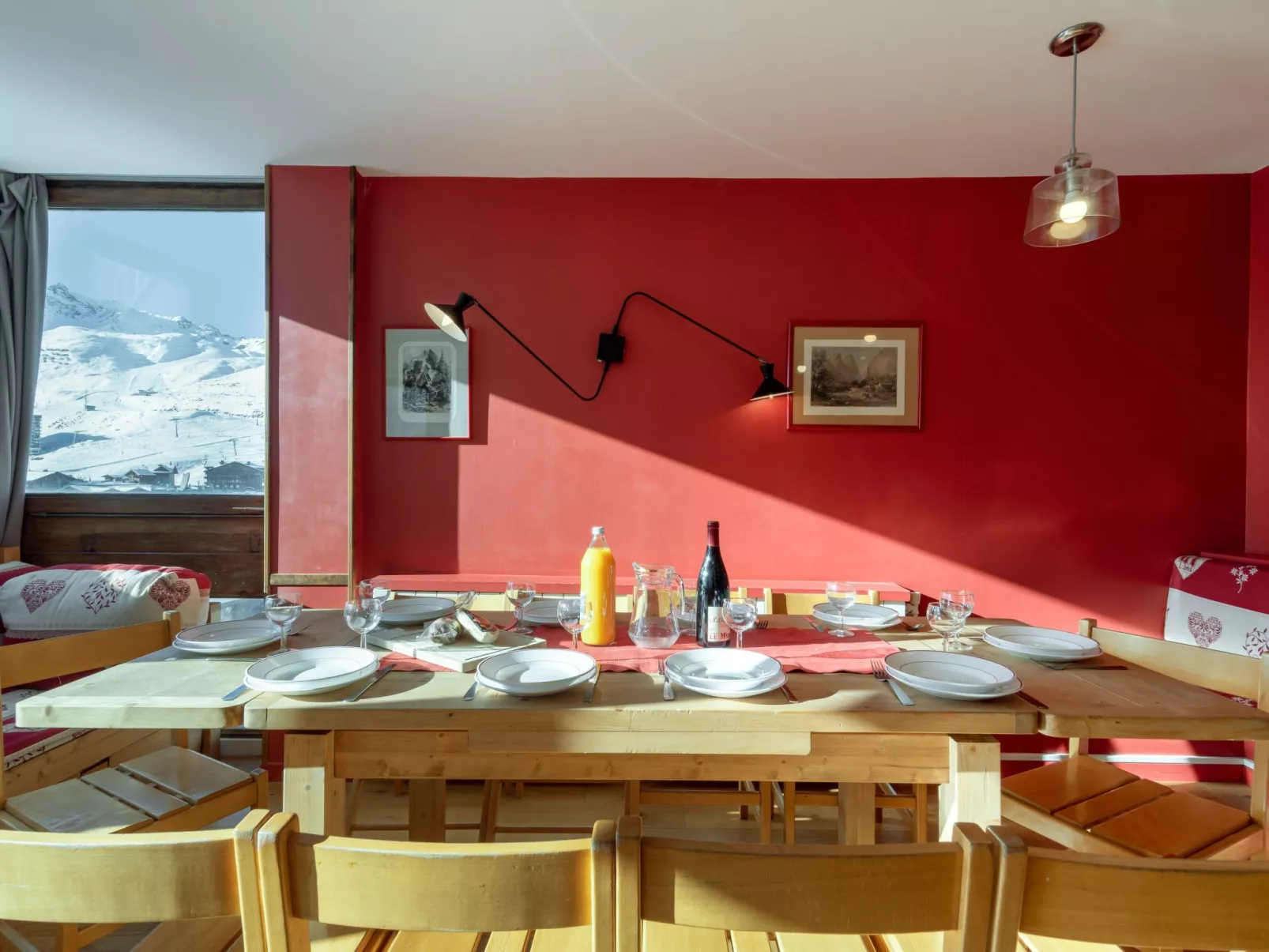 Les Roches Rouges (Lavachet)-Inside