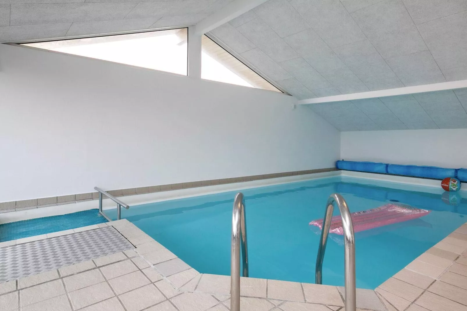 Modern Pool House with View - By Traum Ferienwohnungen-Swimming pool