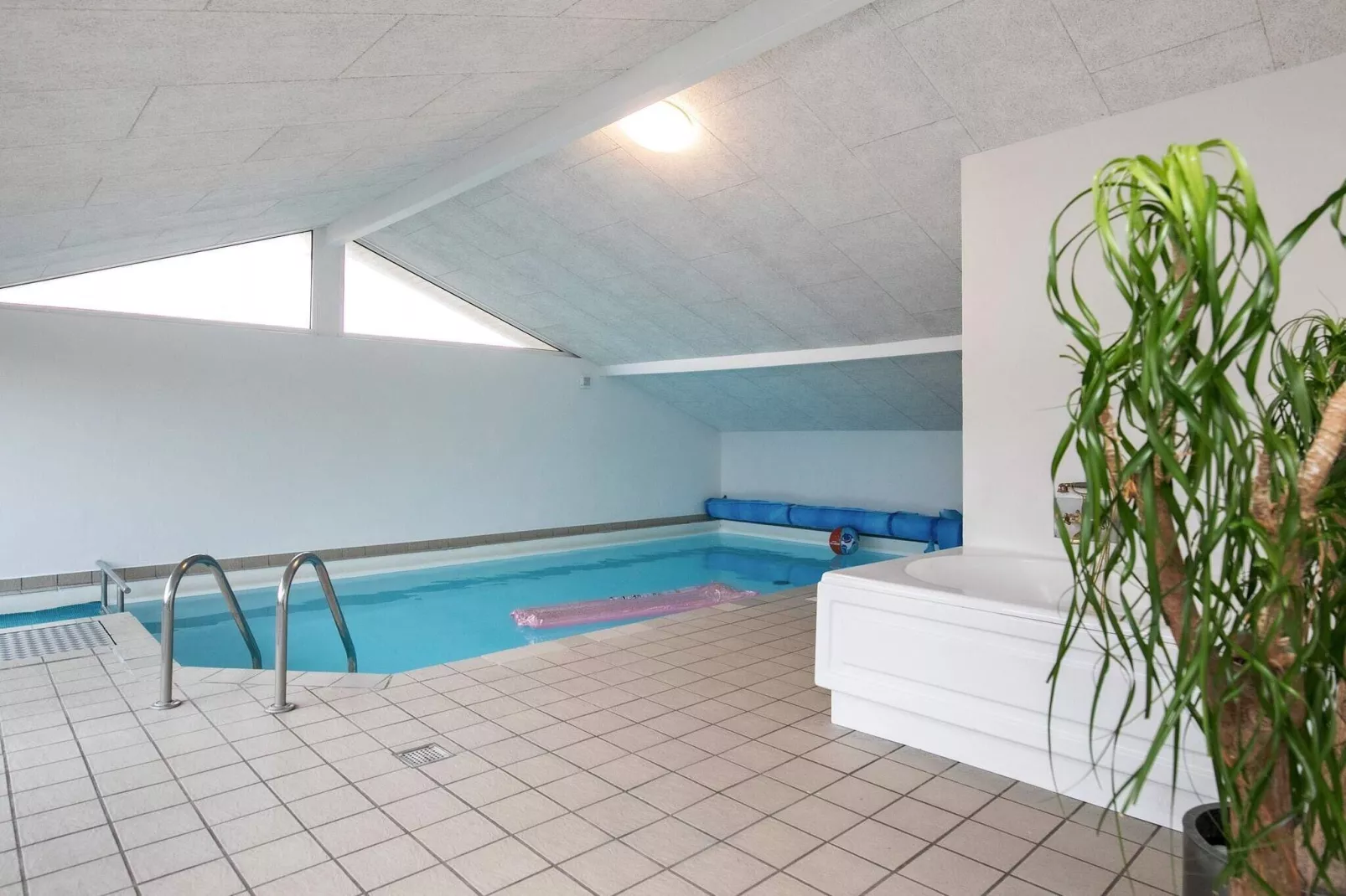 Modern Pool House with View - By Traum Ferienwohnungen-Swimming pool