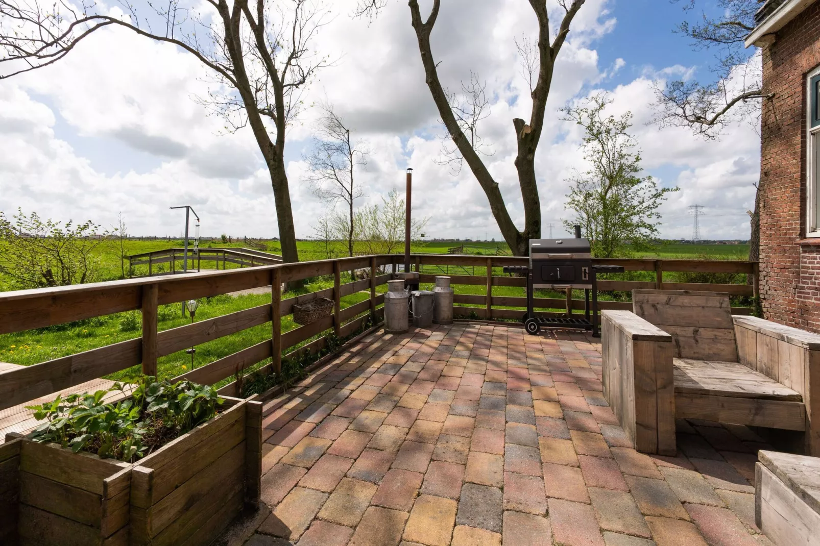 Gezellige Boerderij met chalet in Friesland-Terrassenbalkon