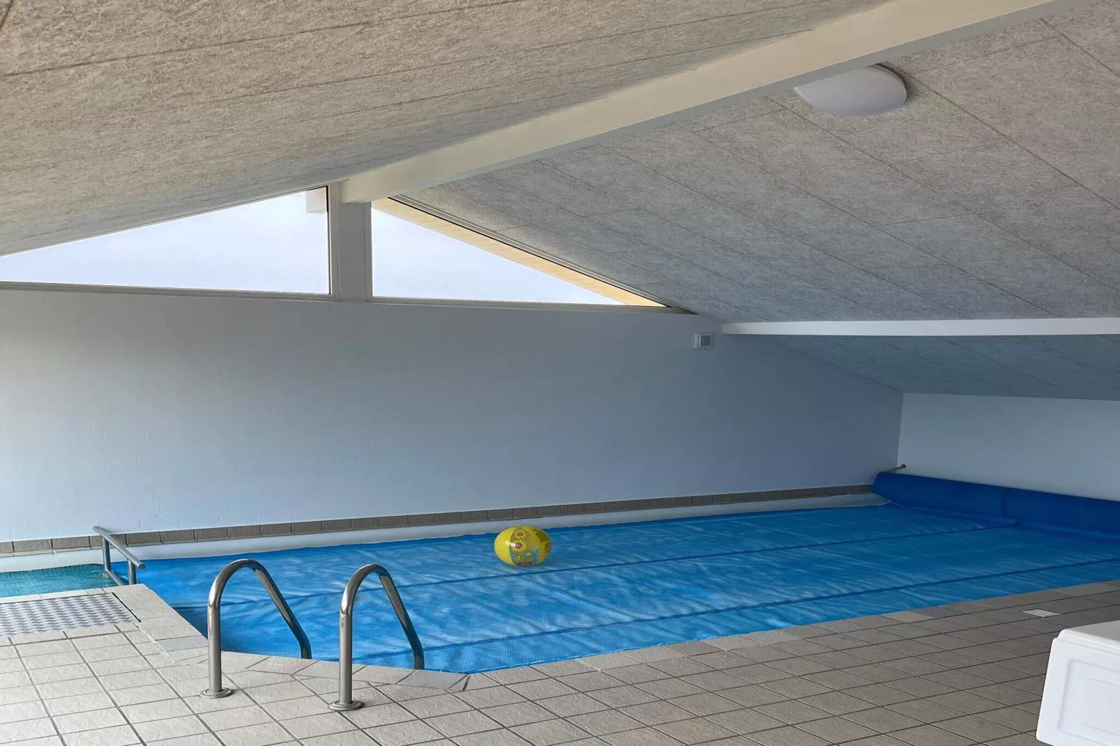 Modern Pool House with View - By Traum Ferienwohnungen-Swimming pool