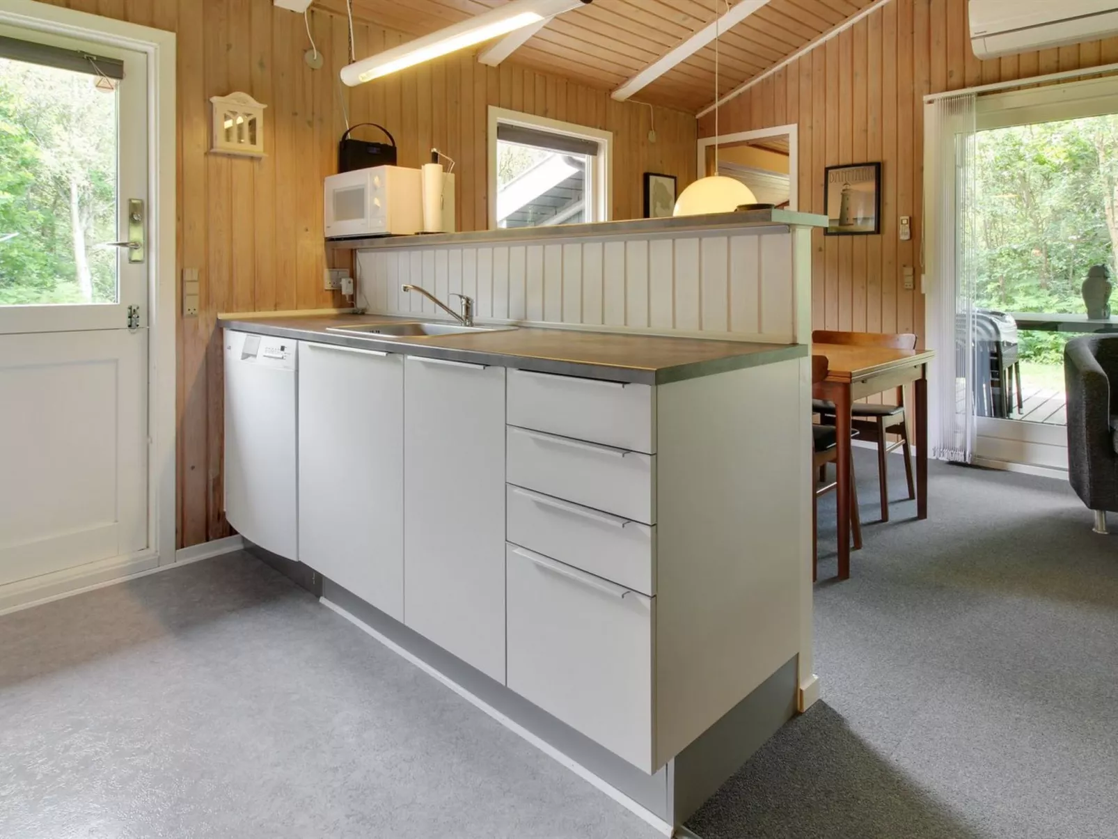 "Fredger" - 1.8km from the sea-Inside