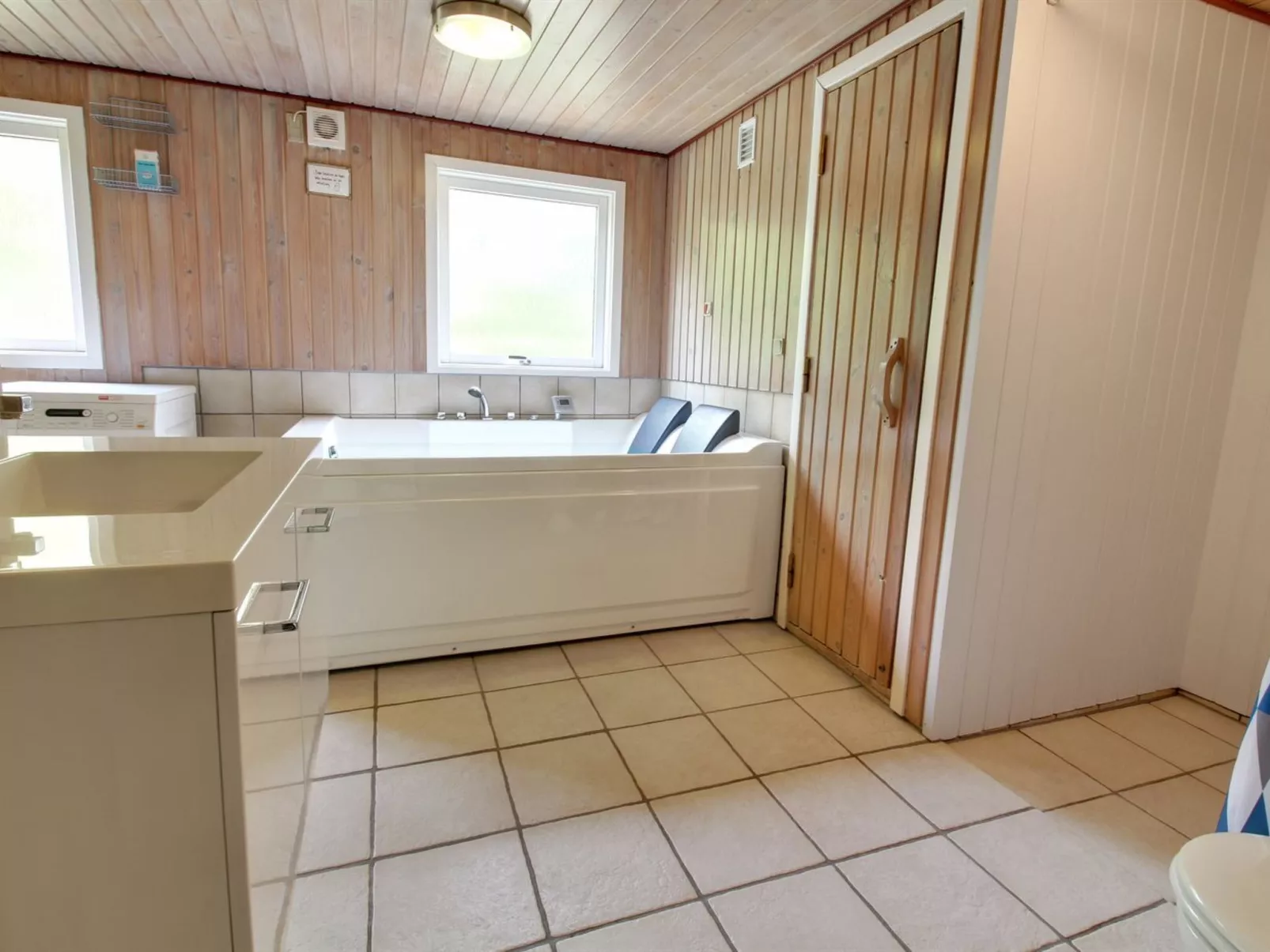 "Fredger" - 1.8km from the sea-Inside