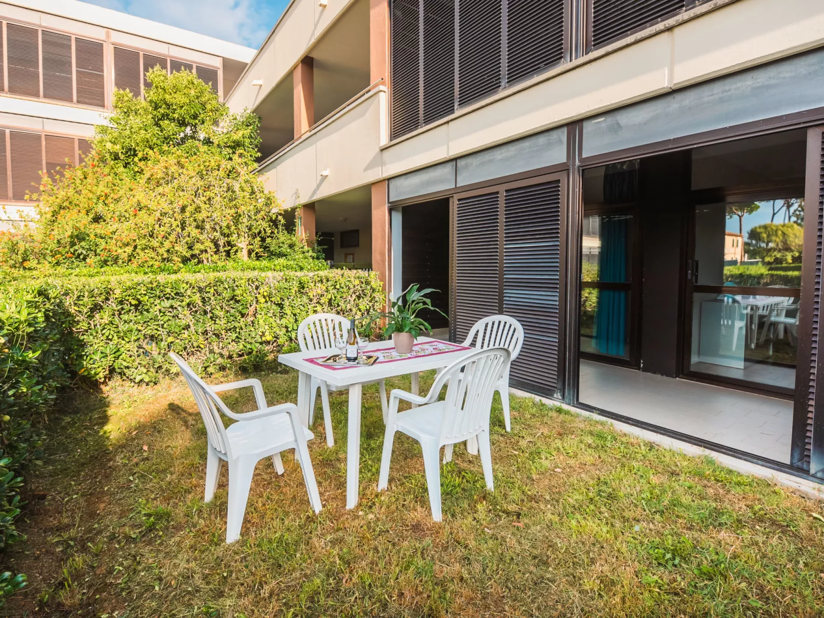 Trilo Garden-Outside