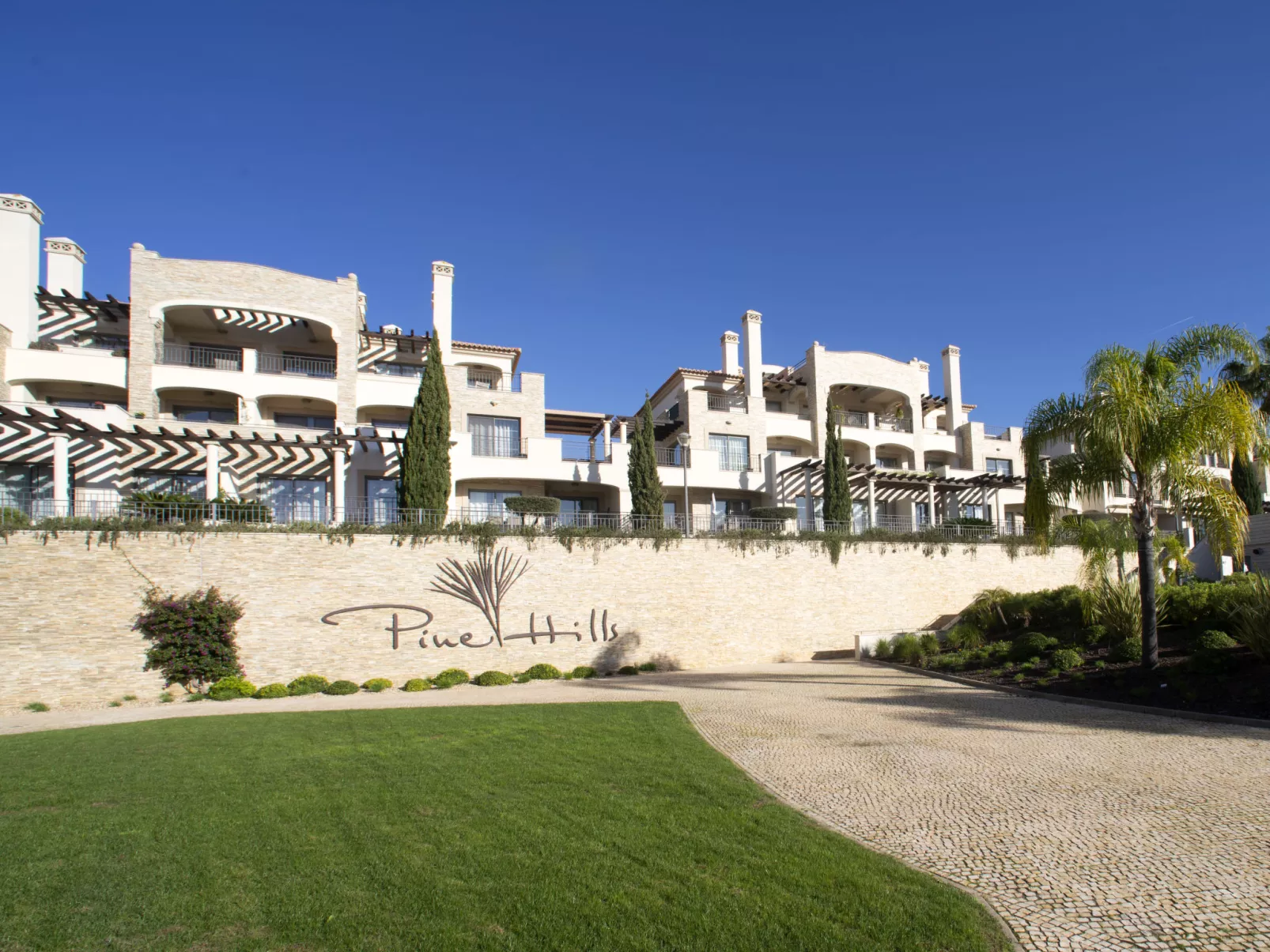 Pine Hills Esmeralda-Outside