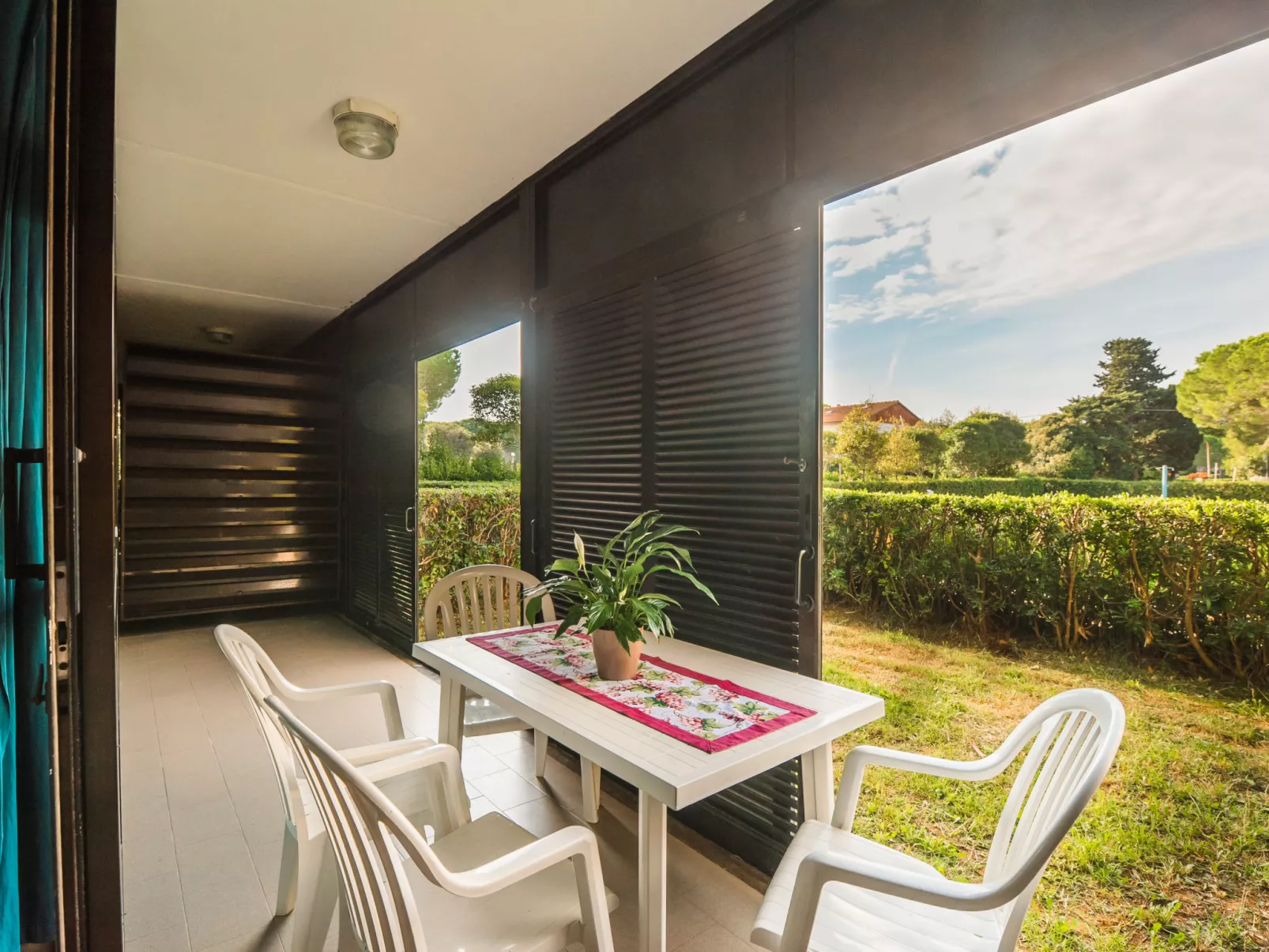 Trilo Garden-Inside