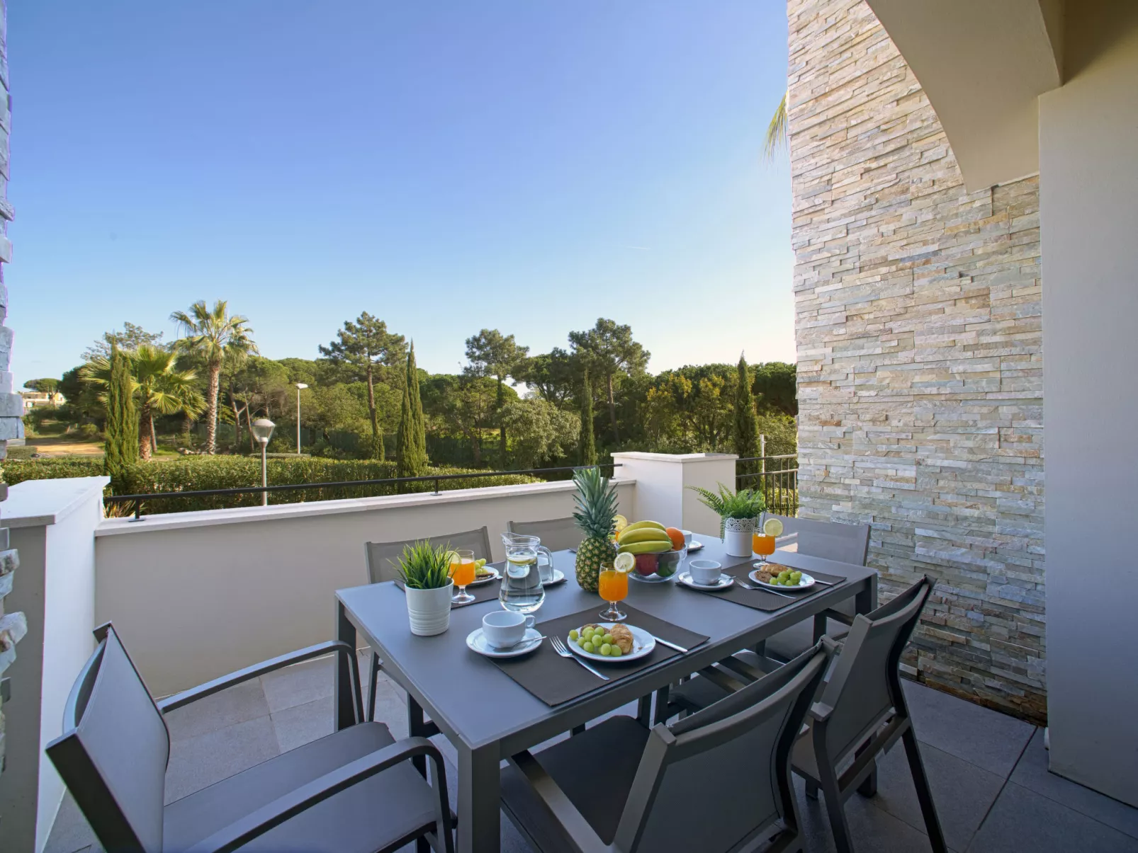 Pine Hills Safira-Outside