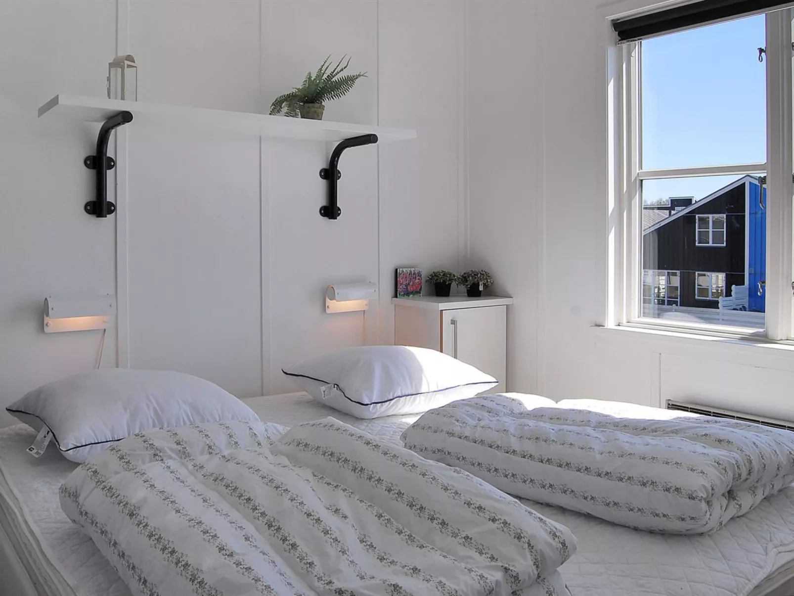 "Idamarie" - 2m from the sea-Inside