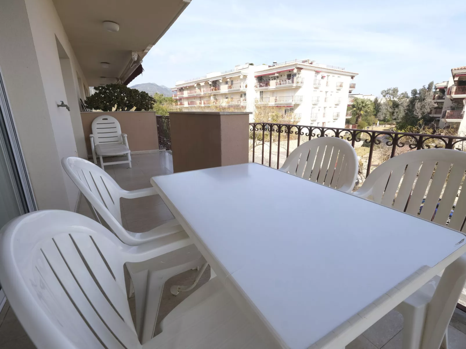 Apartamentos Golden Beach-Outside