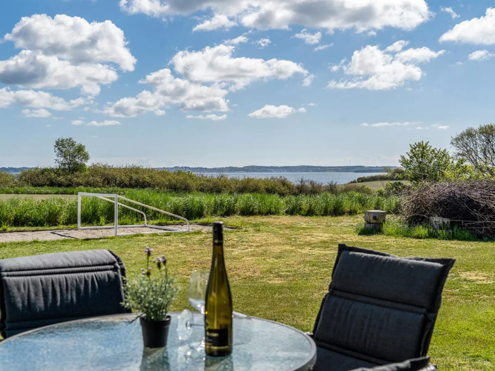 "Frellaf" - 250m from the sea-Outside