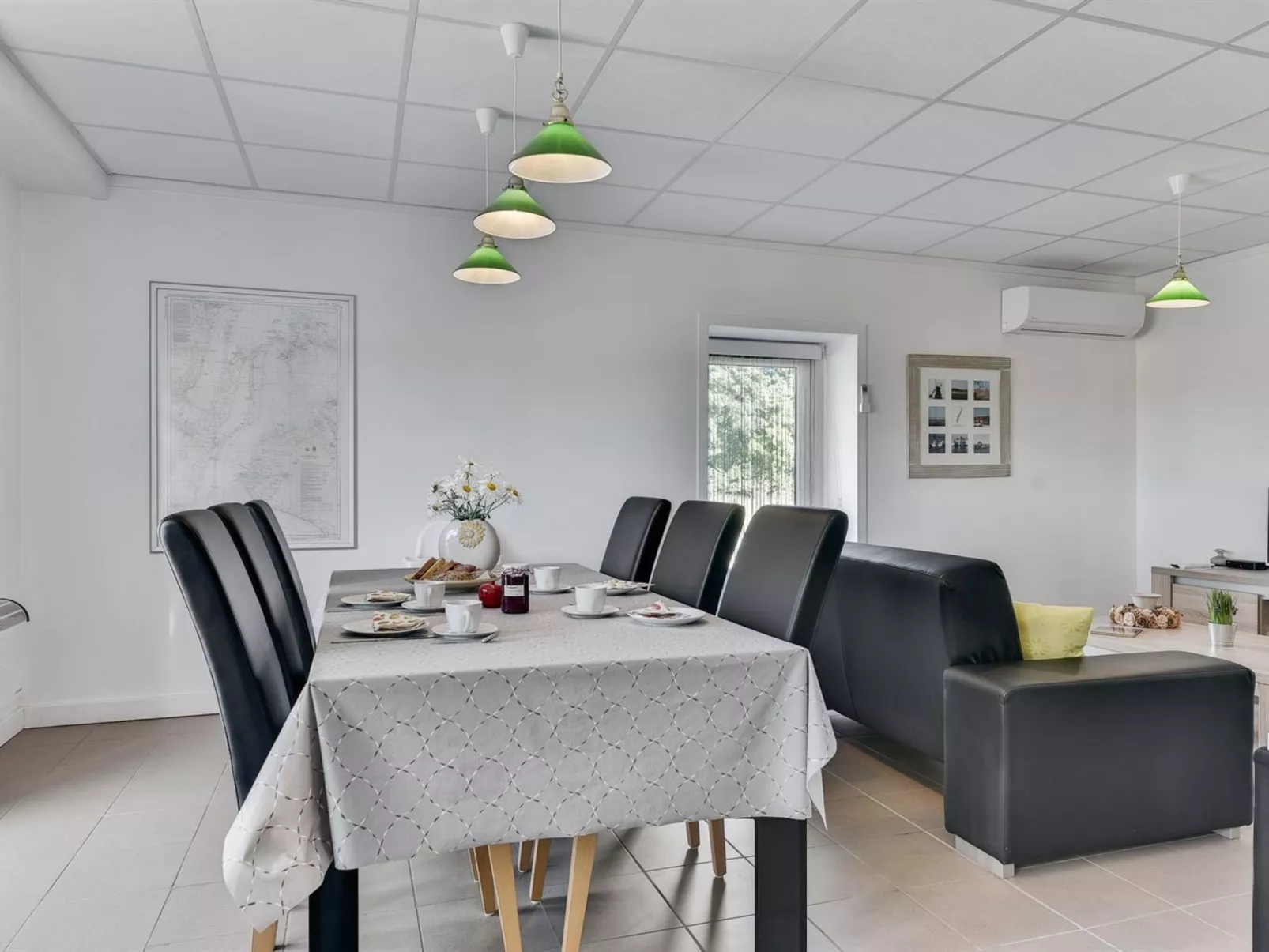 "Haralde" - 2.5km from the sea-Inside