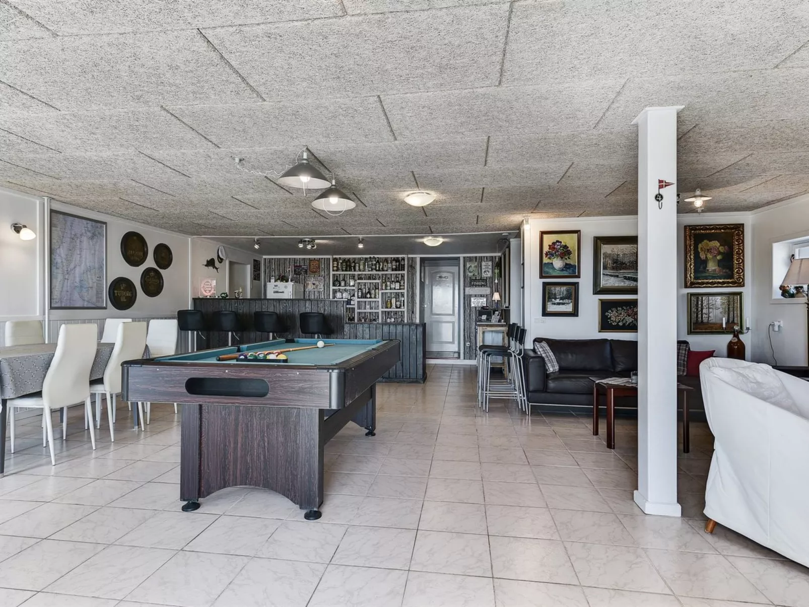 "Haralde" - 2.5km from the sea-Inside