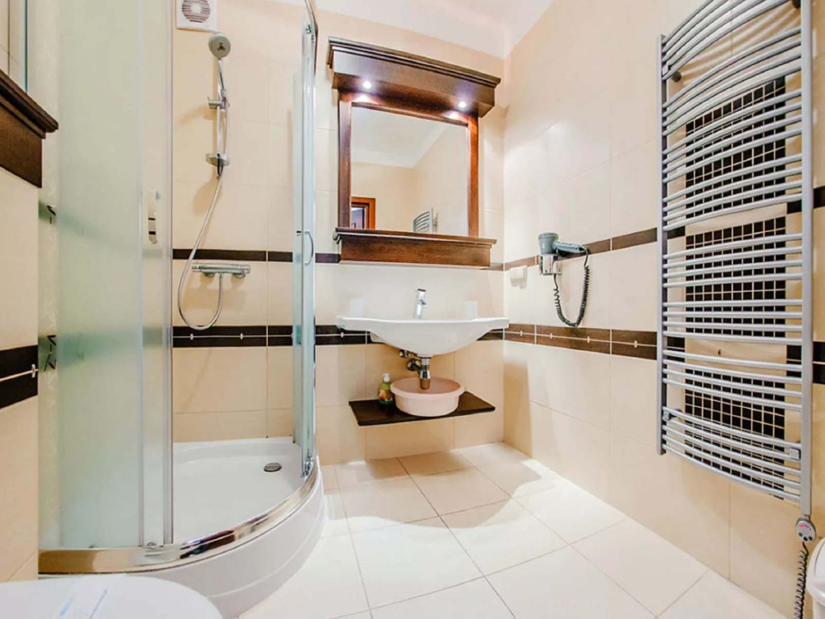 Continental Krynica Morska-Drinnen