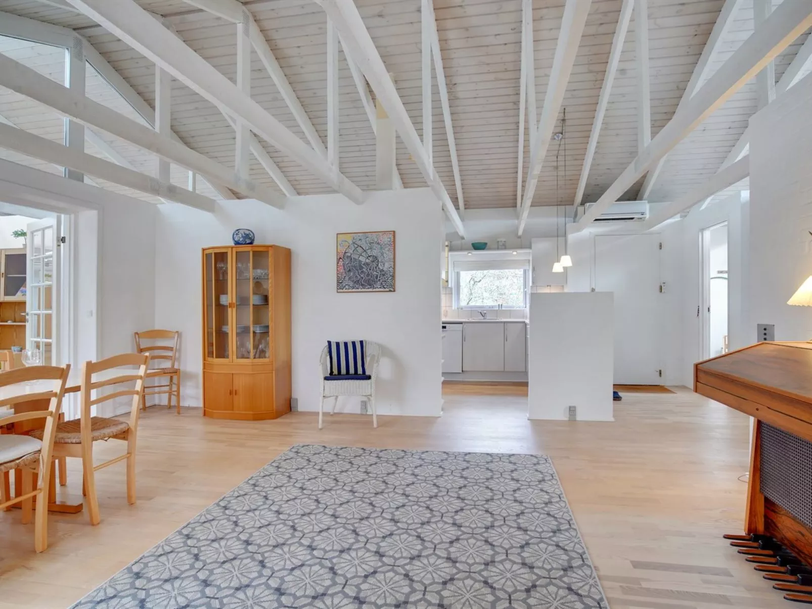 "Tinnie" - 2.9km from the sea-Drinnen
