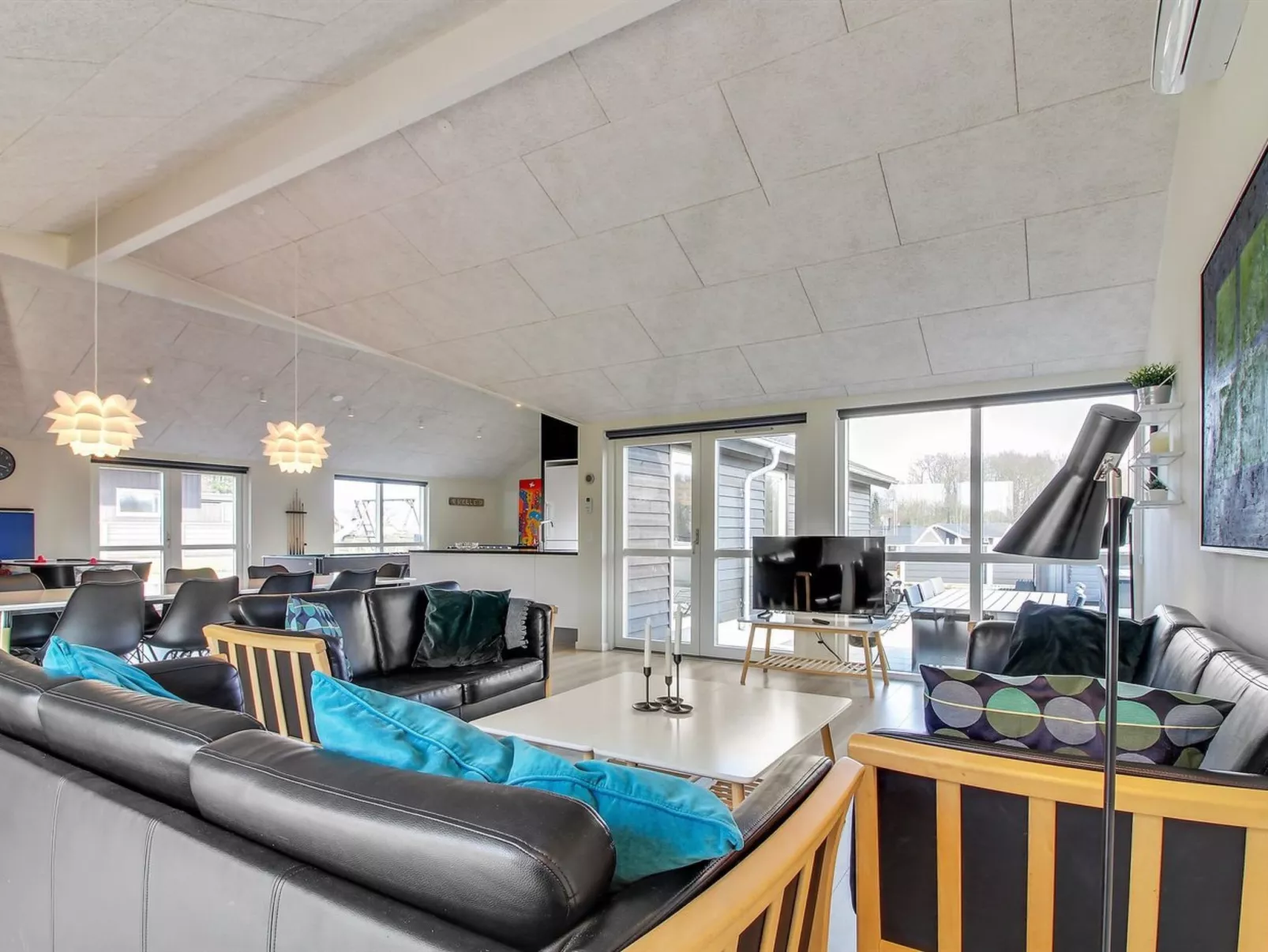 "Yakari" - 300m from the sea-Inside