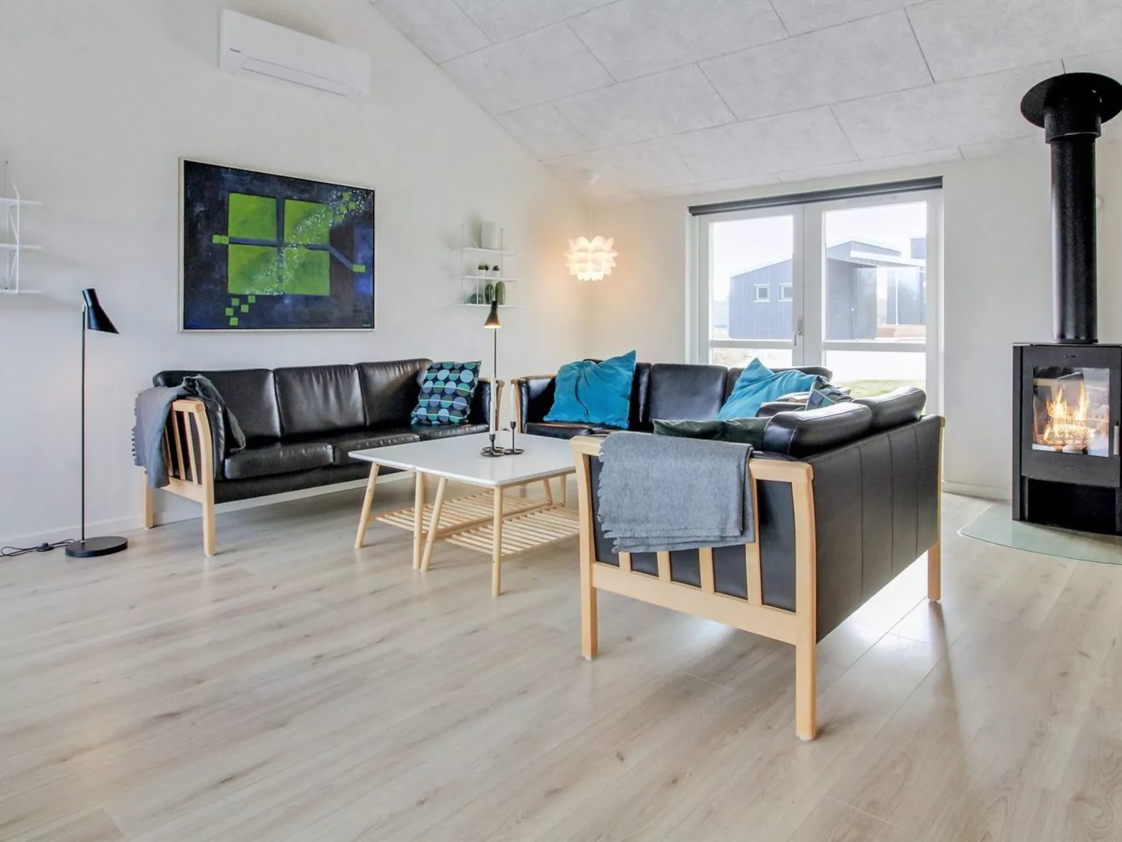 "Yakari" - 300m from the sea-Inside