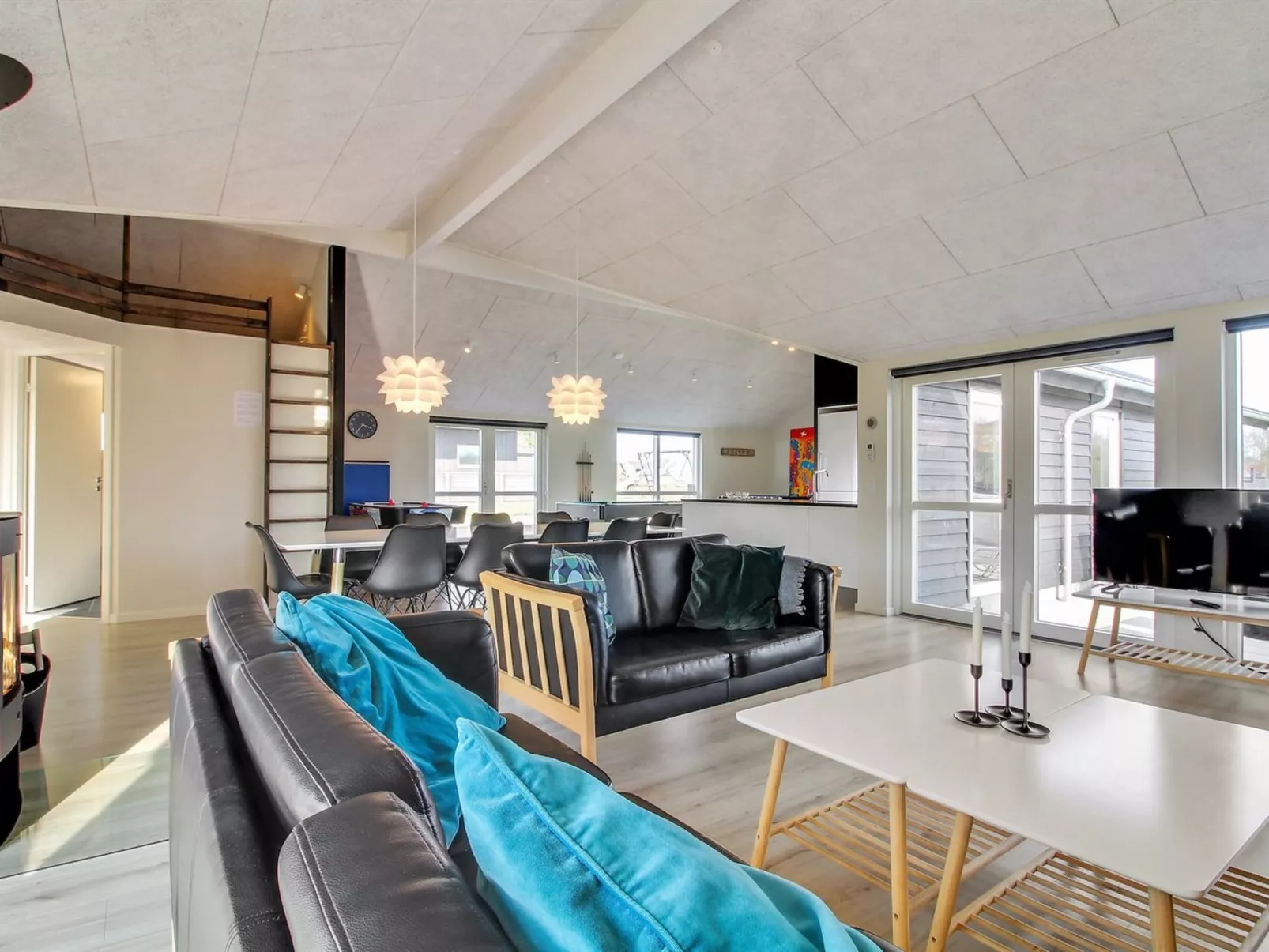 "Yakari" - 300m from the sea-Inside