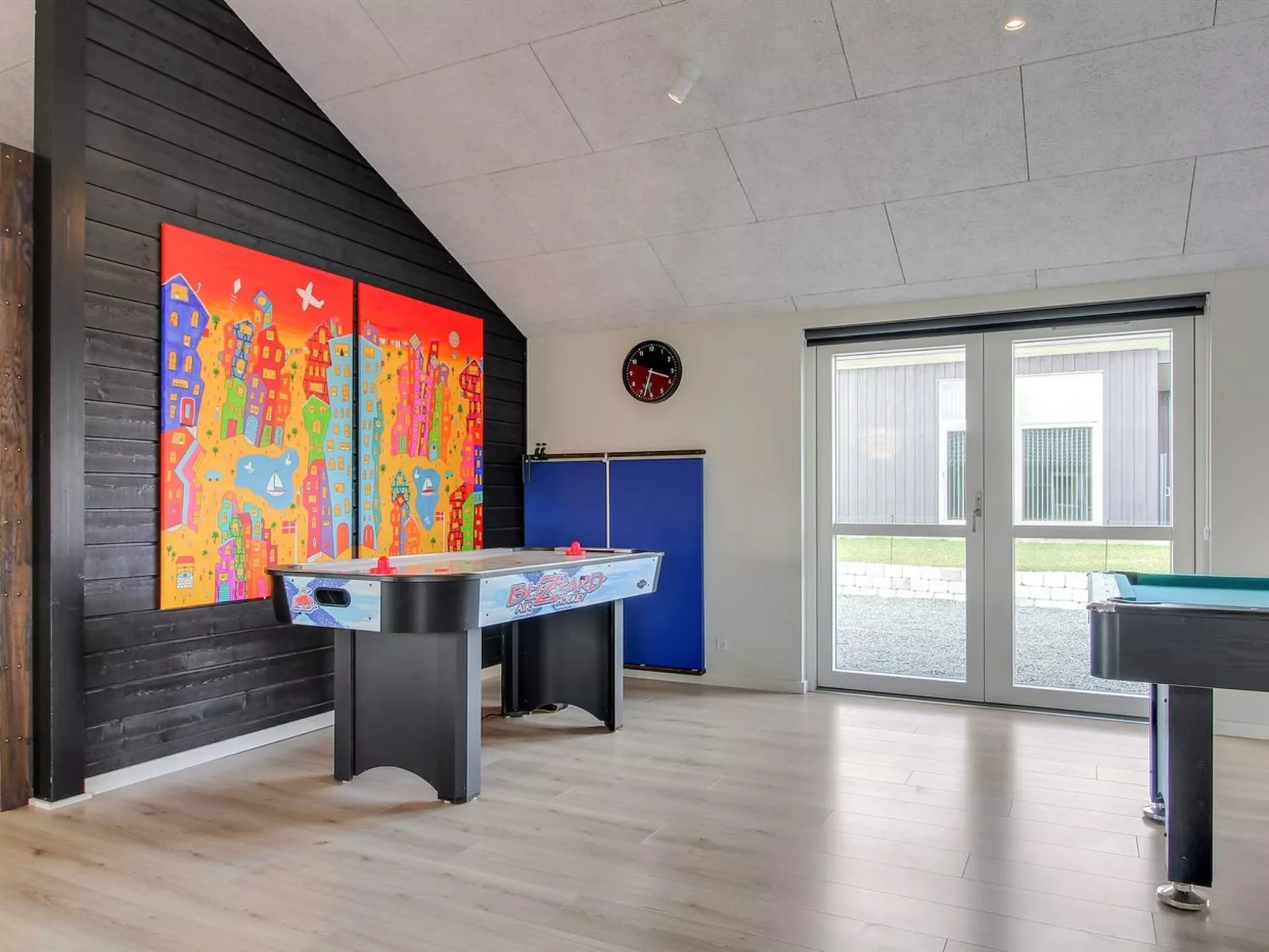 "Yakari" - 300m from the sea-Inside