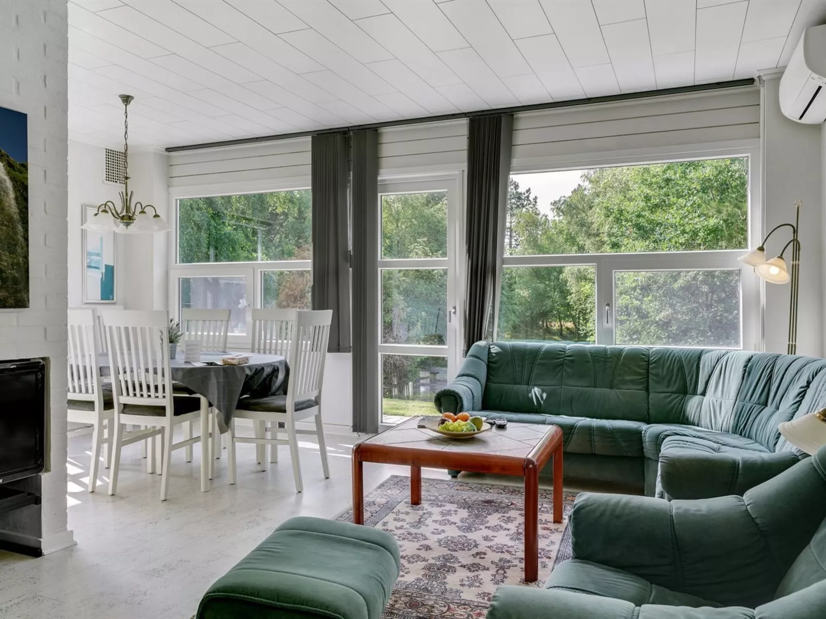 "Gwen" - 2.7km from the sea-Inside