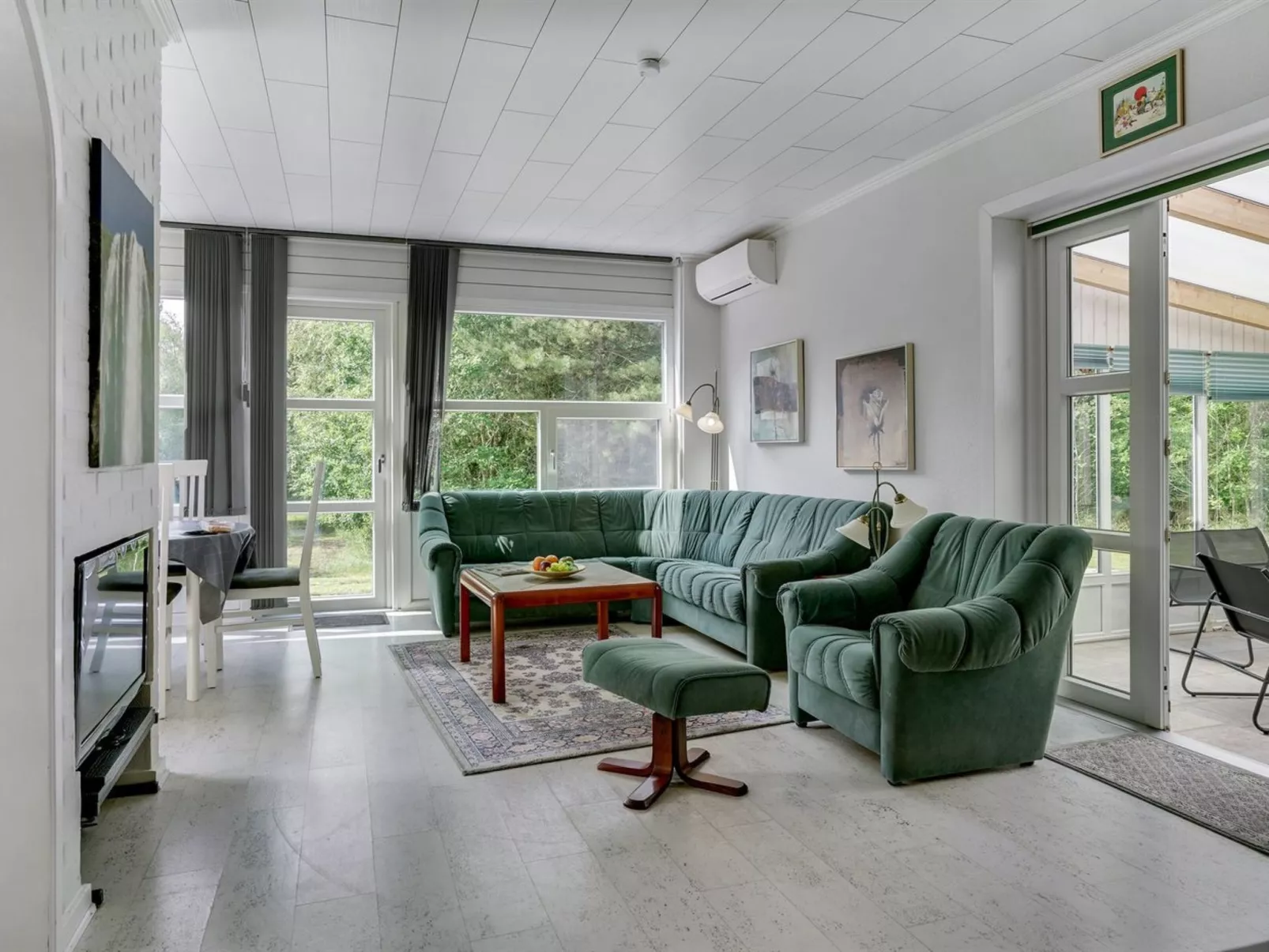 "Gwen" - 2.7km from the sea-Inside