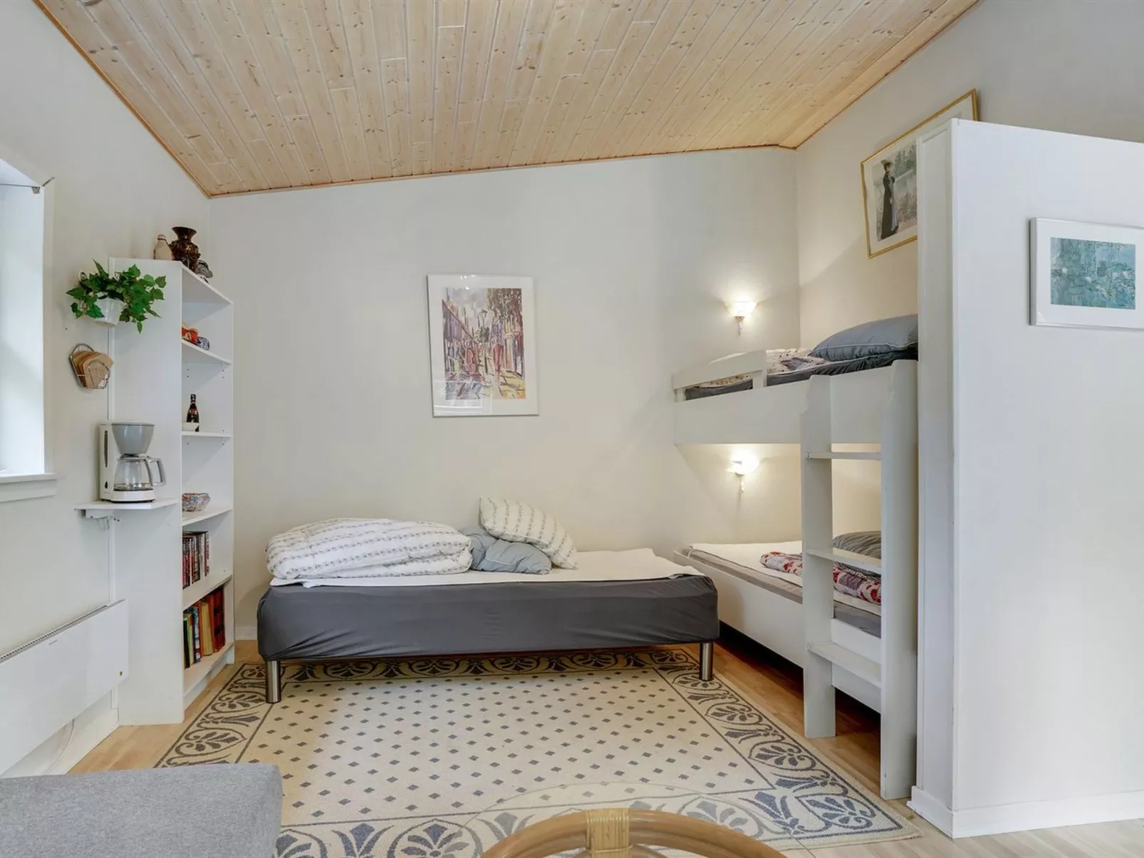 "Gwen" - 2.7km from the sea-Inside