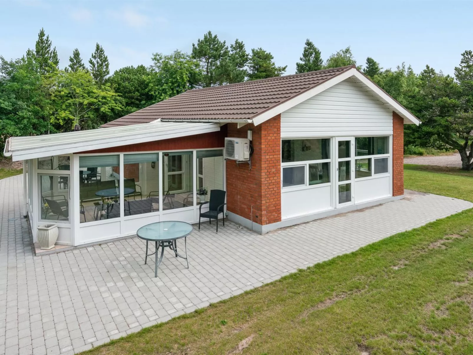 "Gwen" - 2.7km from the sea-Outside