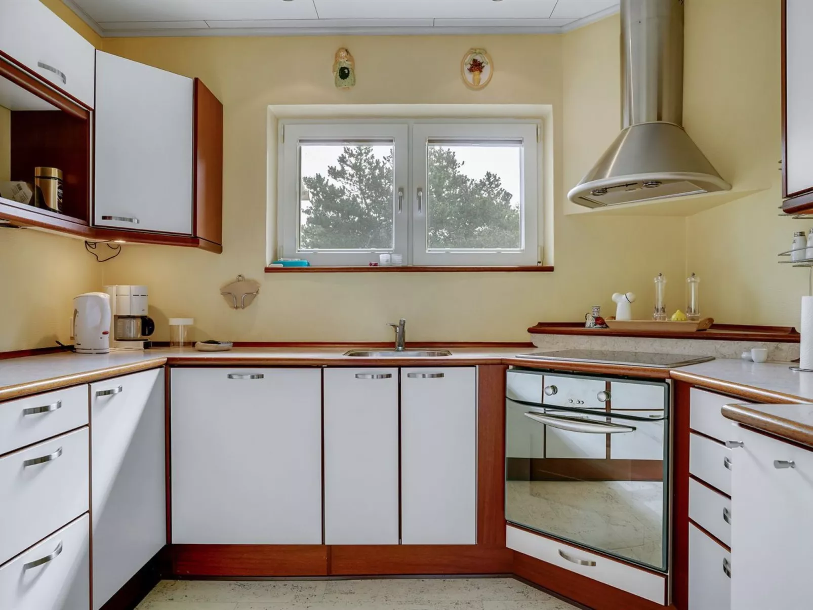 "Gwen" - 2.7km from the sea-Inside