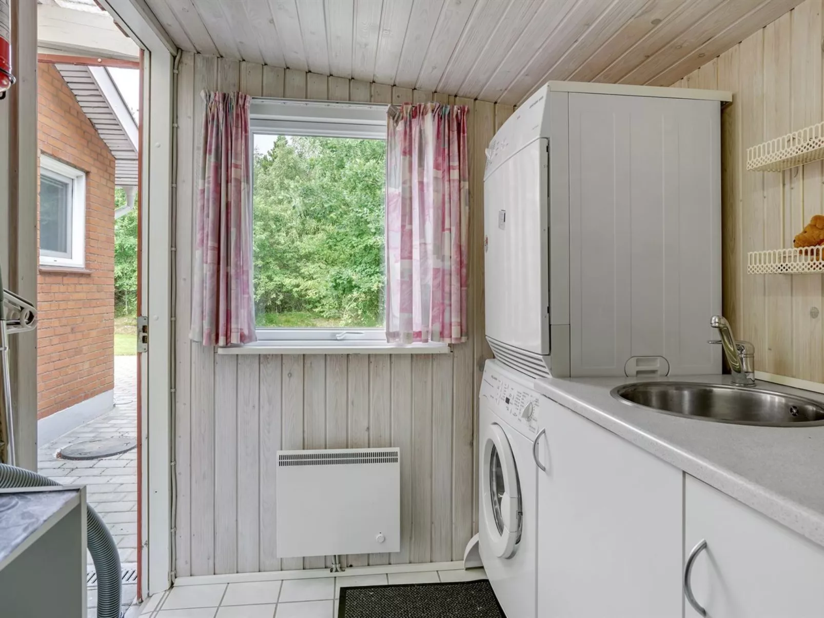"Gwen" - 2.7km from the sea-Inside