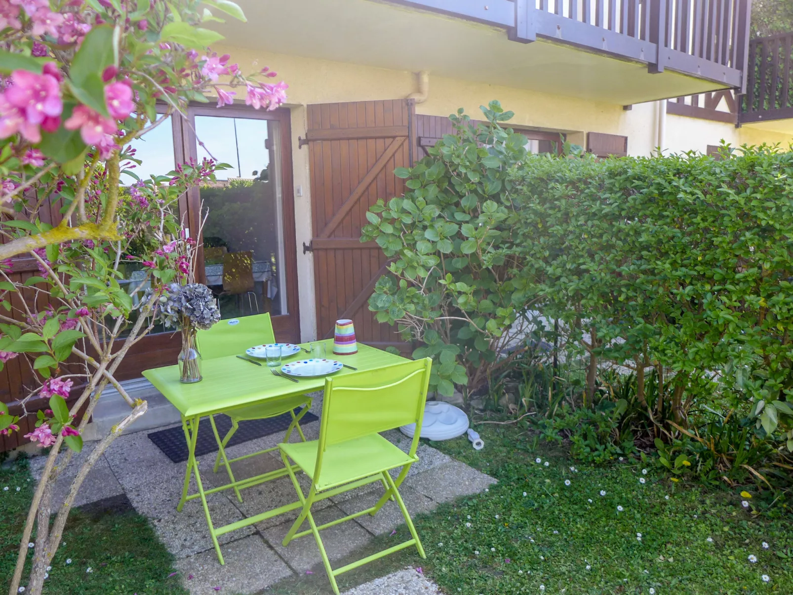 Le Vert Clos-Outside