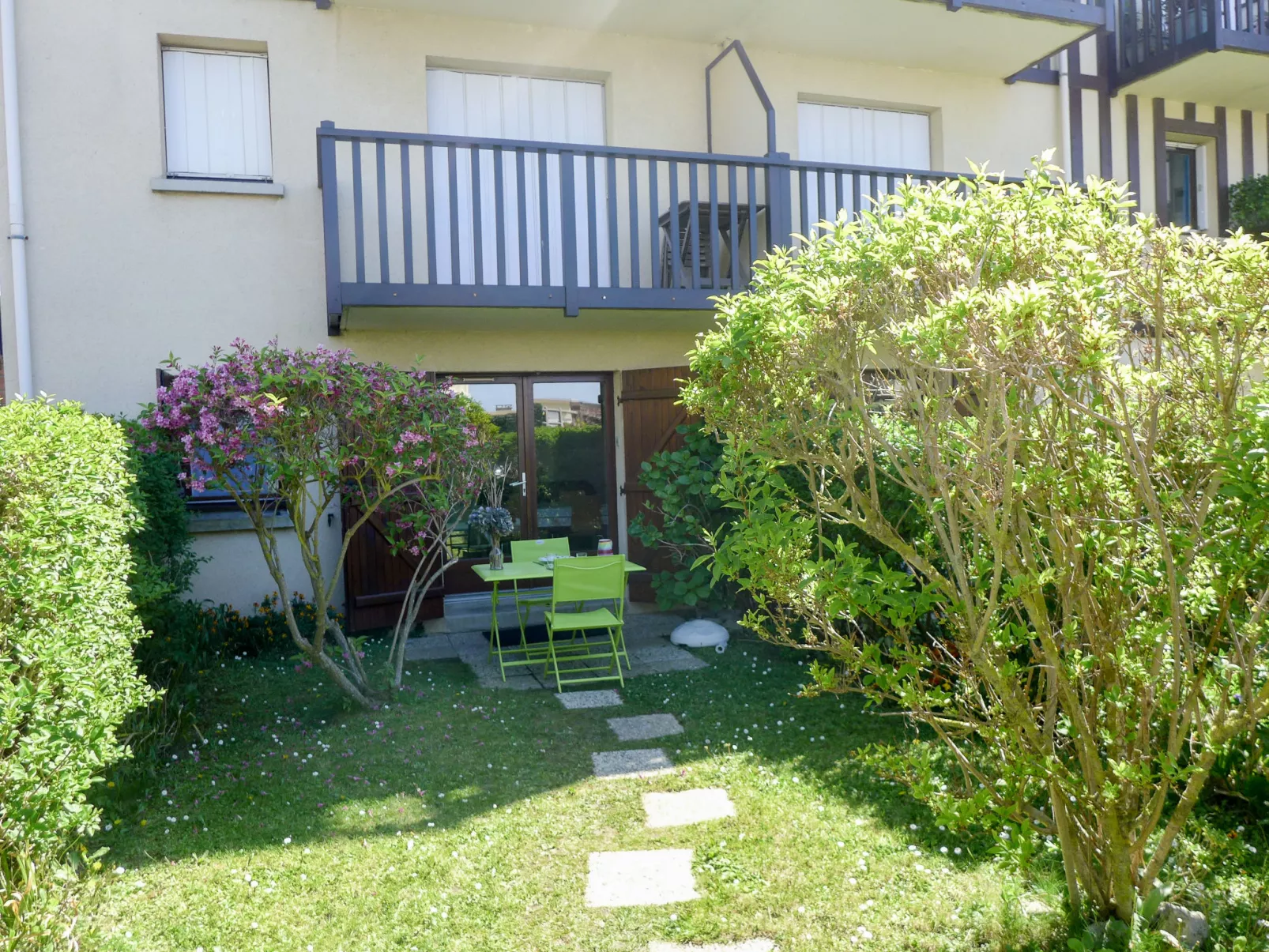 Le Vert Clos-Outside