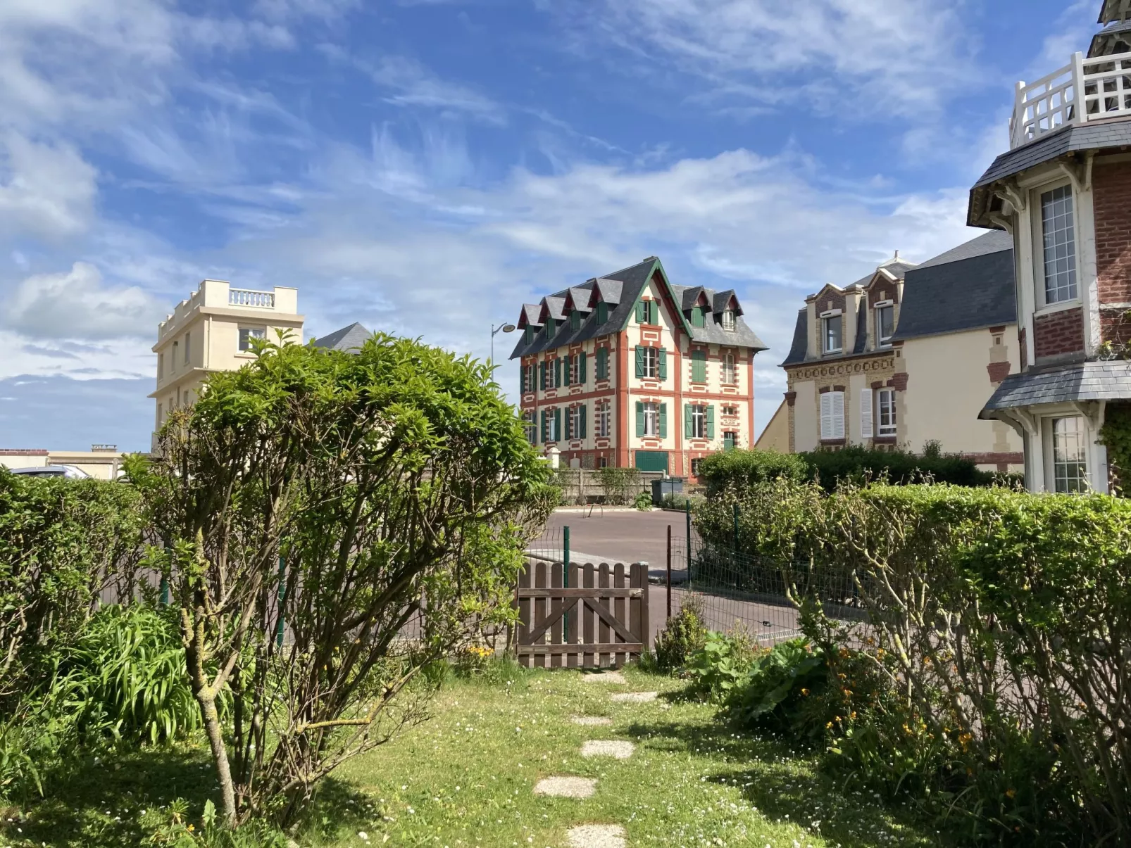 Le Vert Clos-Outside