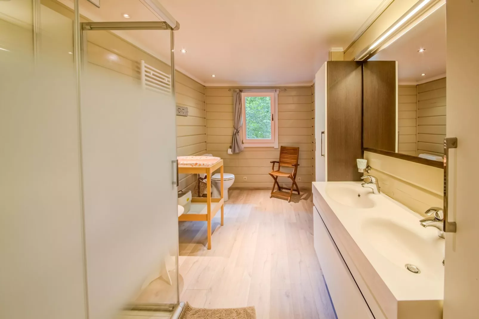 La Coccinelle-Bathroom